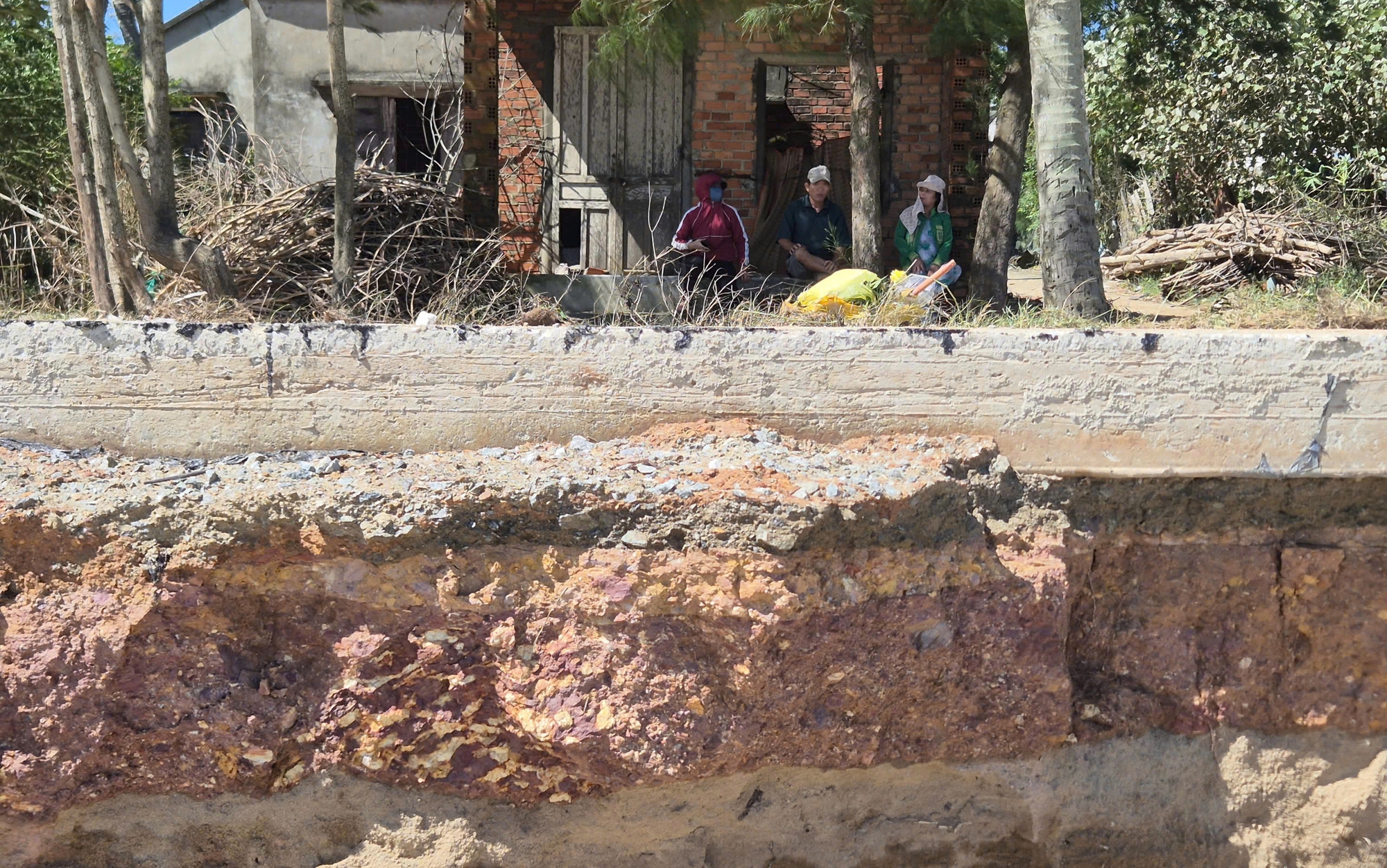 S&oacute;ng dữ x&eacute; toạc tuyến đường b&ecirc; t&ocirc;ng ven biển ở Quảng Ng&atilde;i- Ảnh 7.