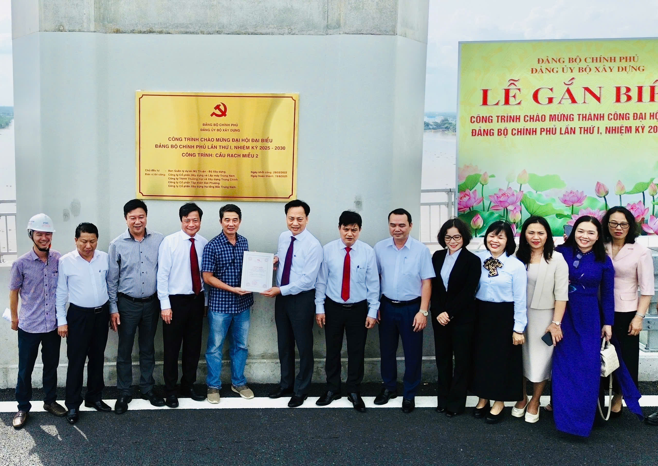 Gắn biển c&ocirc;ng tr&igrave;nh ng&agrave;nh X&acirc;y dựng ch&agrave;o mừng Đại hội Đảng bộ Ch&iacute;nh phủ lần thứ I- Ảnh 9.