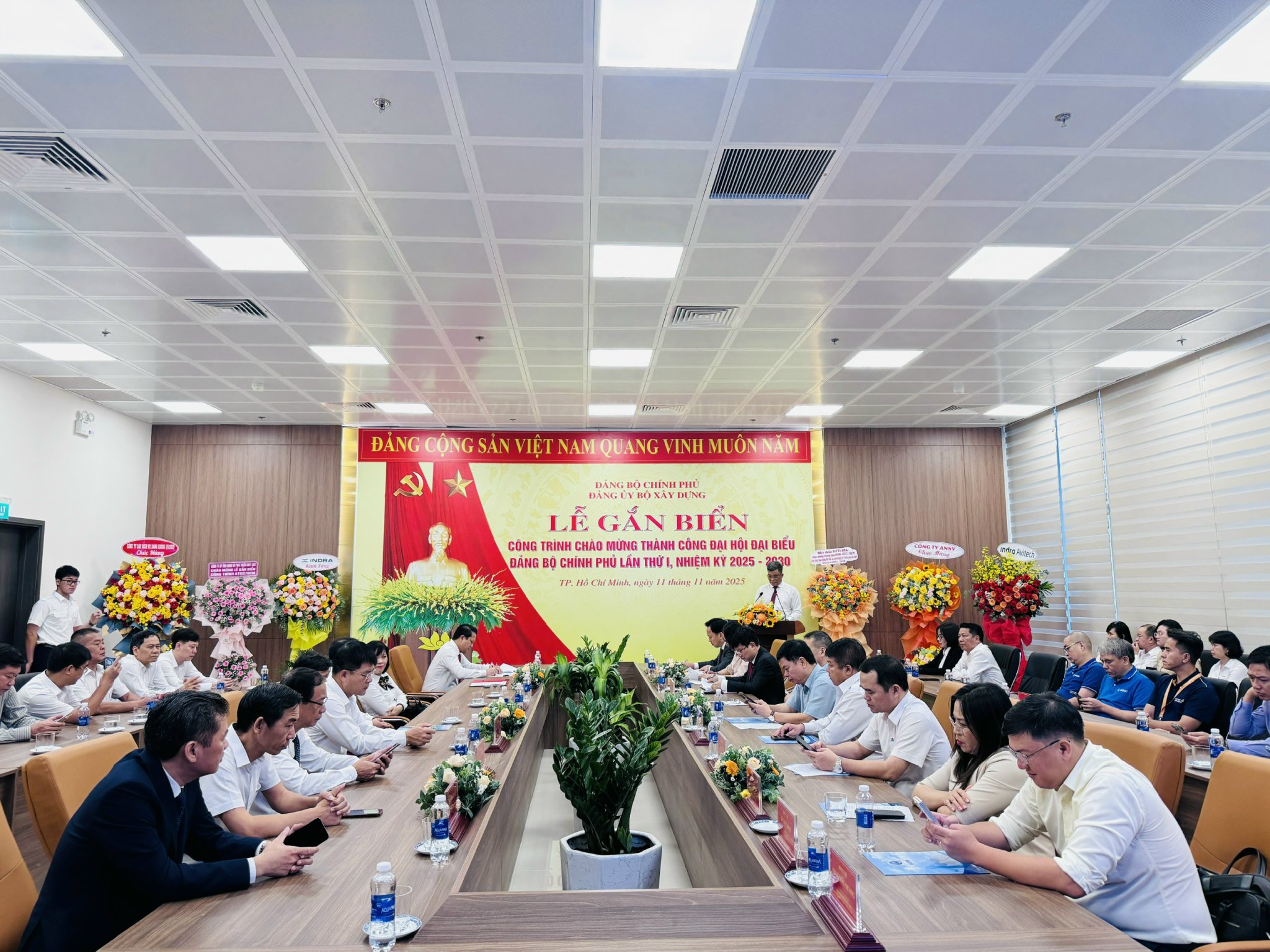 Gắn biển c&ocirc;ng tr&igrave;nh ng&agrave;nh X&acirc;y dựng ch&agrave;o mừng Đại hội Đảng bộ Ch&iacute;nh phủ lần thứ I- Ảnh 1.