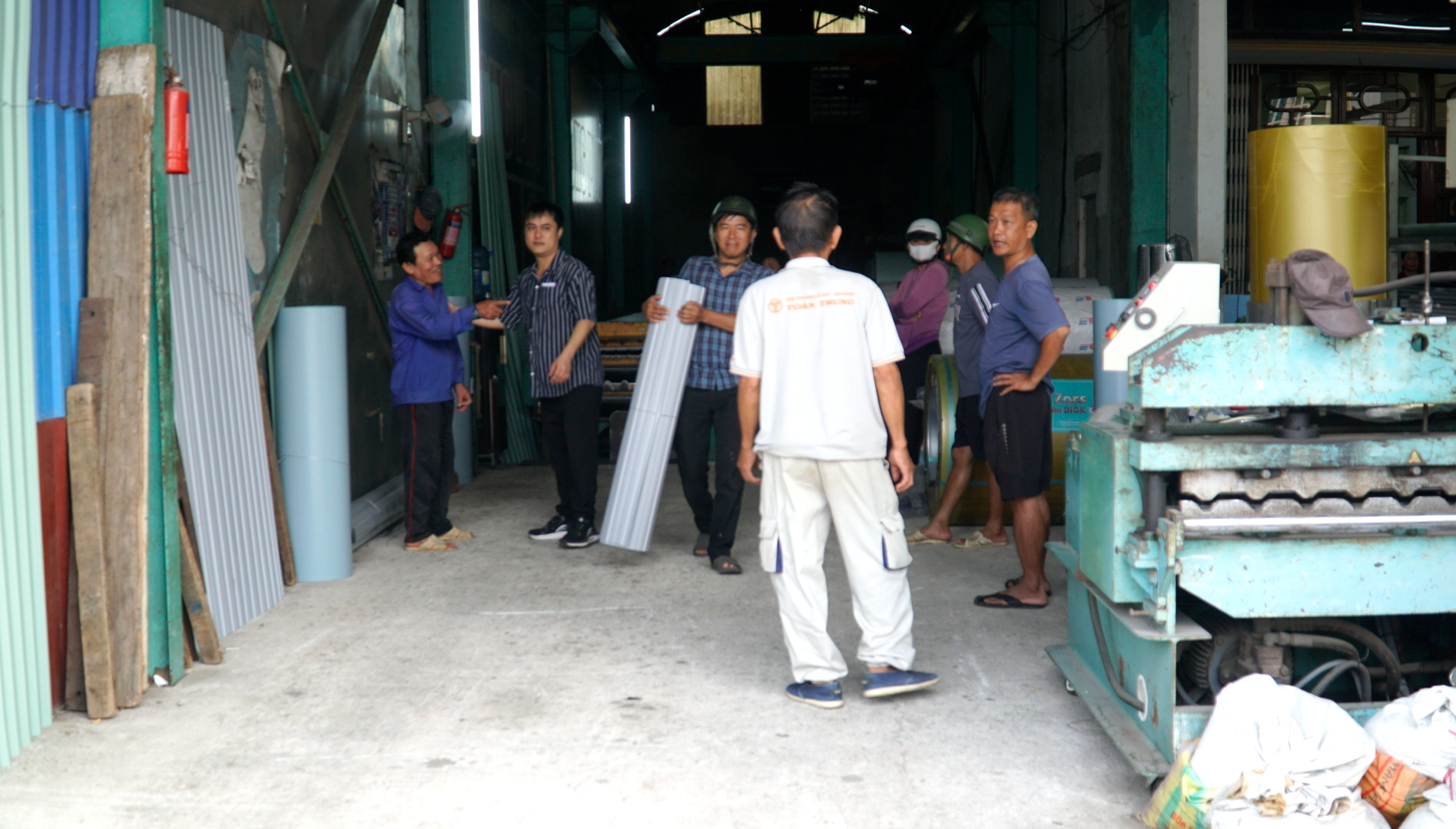 Gia Lai: Nhu cầu mua t&ocirc;n tăng mạnh sau b&atilde;o, thị trường vật liệu được kiểm so&aacute;t chặt- Ảnh 5.
