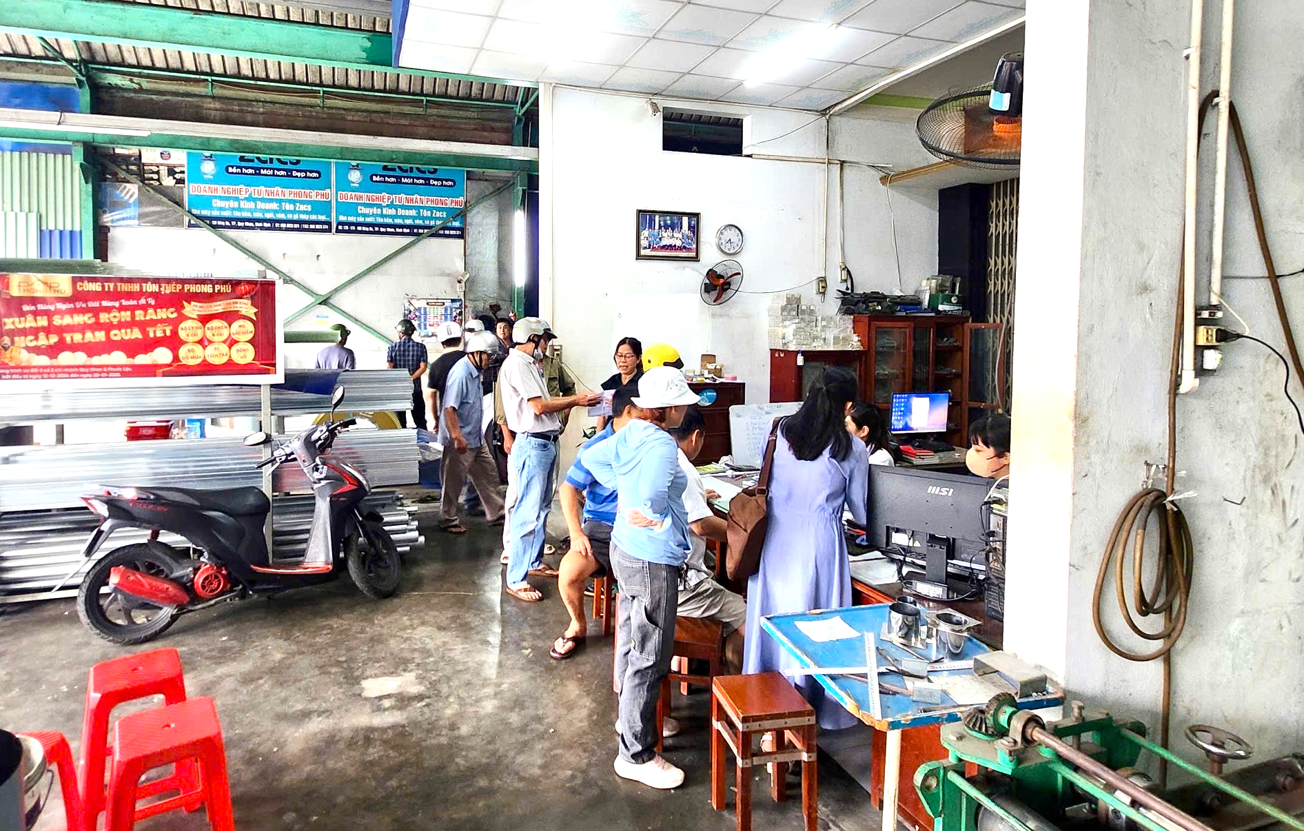 Gia Lai: Nhu cầu mua t&ocirc;n tăng mạnh sau b&atilde;o, thị trường vật liệu được kiểm so&aacute;t chặt- Ảnh 1.