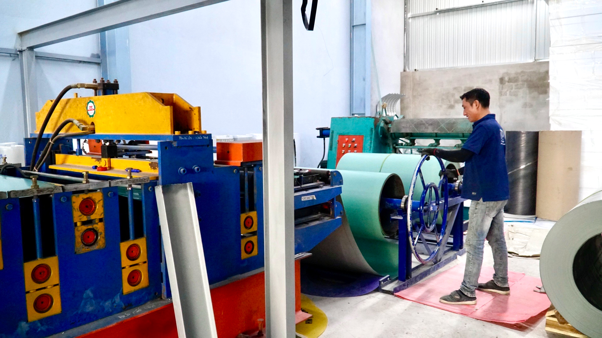 Gia Lai: Nhu cầu mua t&ocirc;n tăng mạnh sau b&atilde;o, thị trường vật liệu được kiểm so&aacute;t chặt- Ảnh 2.