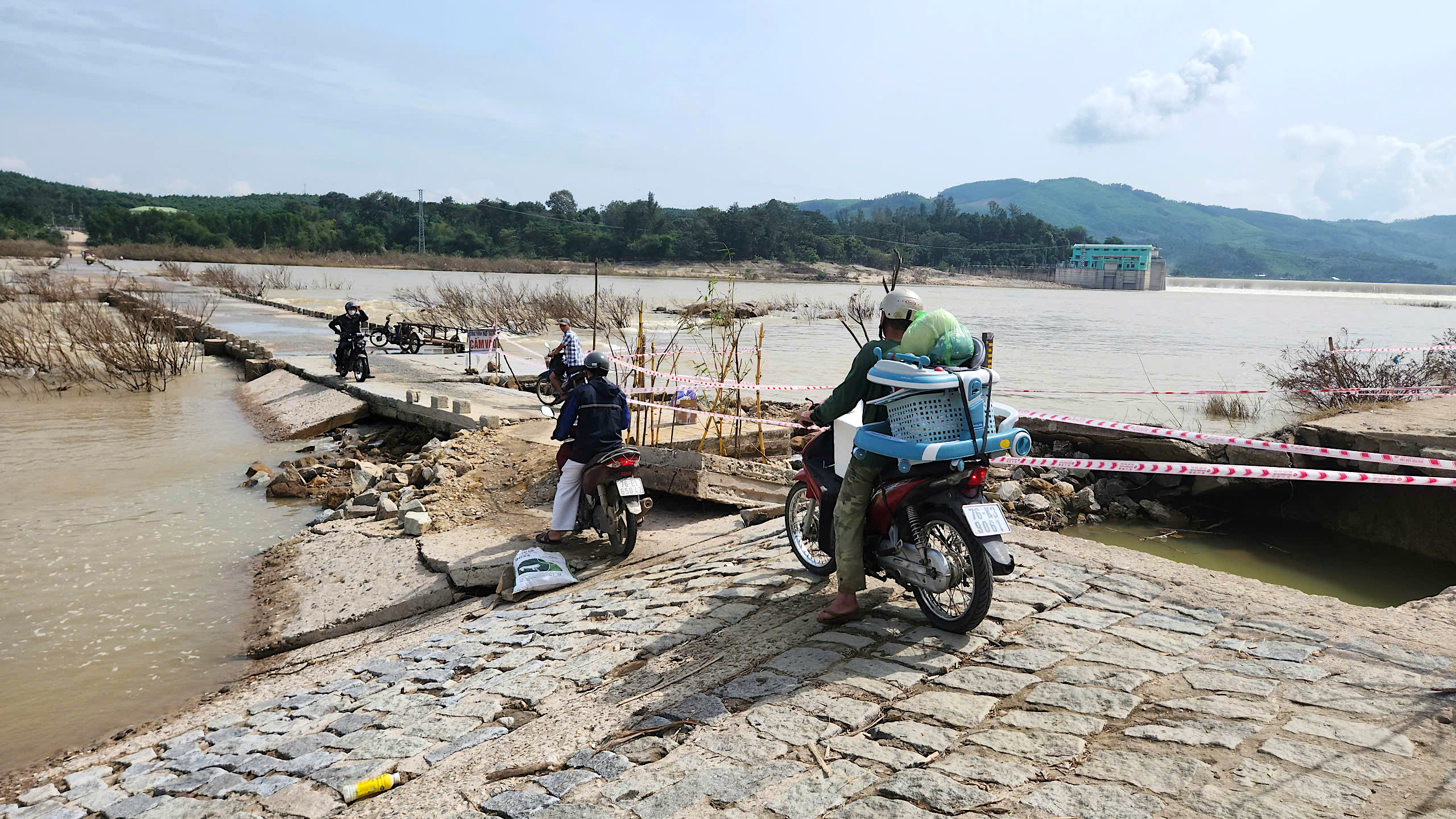 Quảng Ng&atilde;i: Người d&acirc;n liều m&igrave;nh băng qua cầu tr&agrave;n bị lũ cuốn tr&ocirc;i mặt b&ecirc; t&ocirc;ng- Ảnh 5.