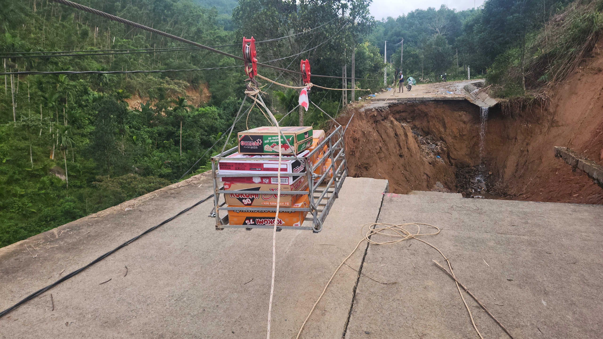 Hai tuần sau mưa lũ, đường huyết mạch ở x&atilde; miền n&uacute;i Quảng Ng&atilde;i vẫn bị chia cắt- Ảnh 8.