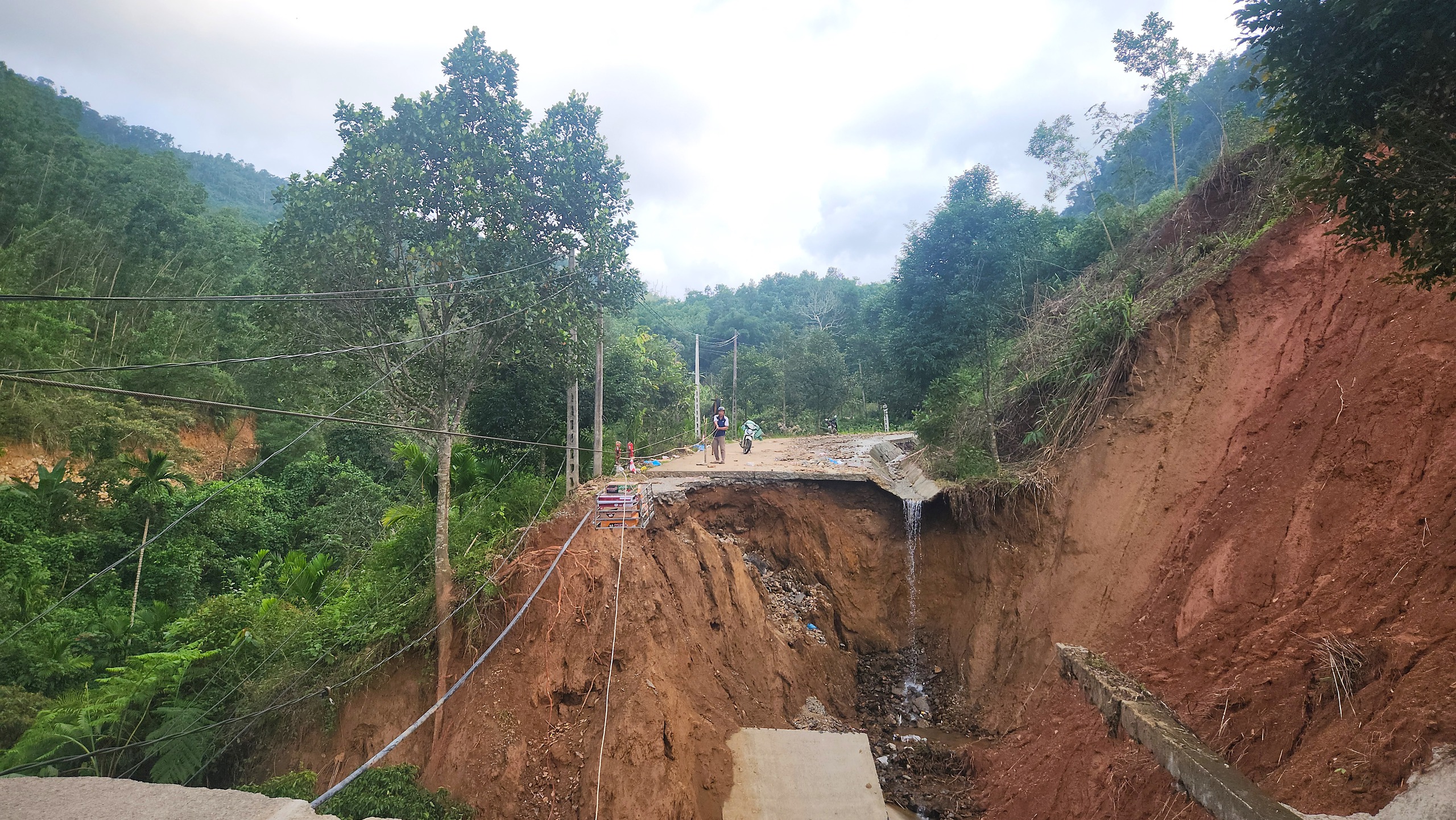 Hai tuần sau mưa lũ, đường huyết mạch ở x&atilde; miền n&uacute;i Quảng Ng&atilde;i vẫn bị chia cắt- Ảnh 9.