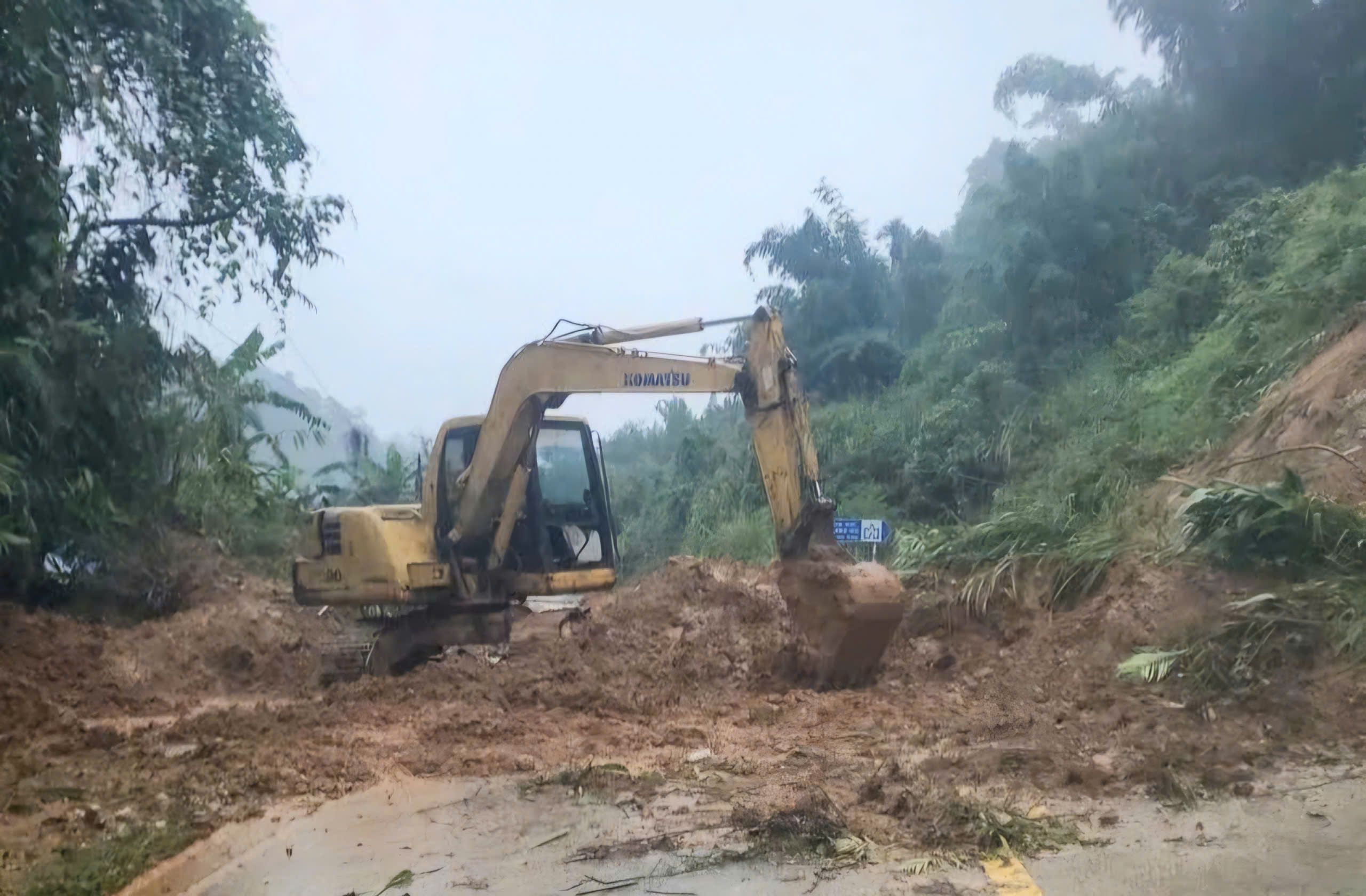 Bộ Xây dựng công bố tình huống khẩn cấp, khắc phục hư hỏng trên đường Trường Sơn Đông- Ảnh 1. Bộ Xây dựng công bố tình huống khẩn cấp, khắc phục hư hỏng trên đường Trường Sơn Đông- Ảnh 1.