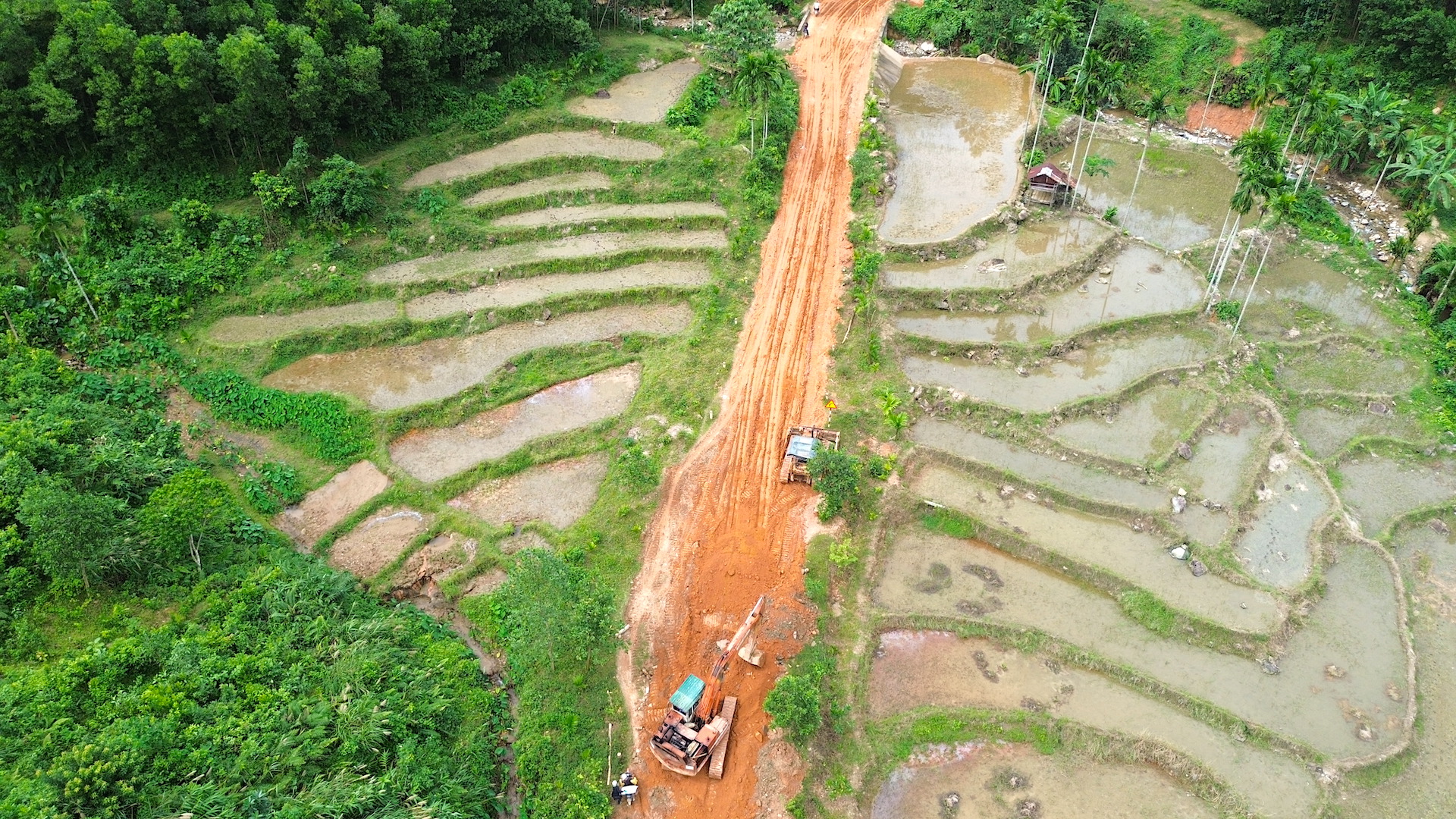 Hai tuần sau mưa lũ, đường huyết mạch ở x&atilde; miền n&uacute;i Quảng Ng&atilde;i vẫn bị chia cắt- Ảnh 14.