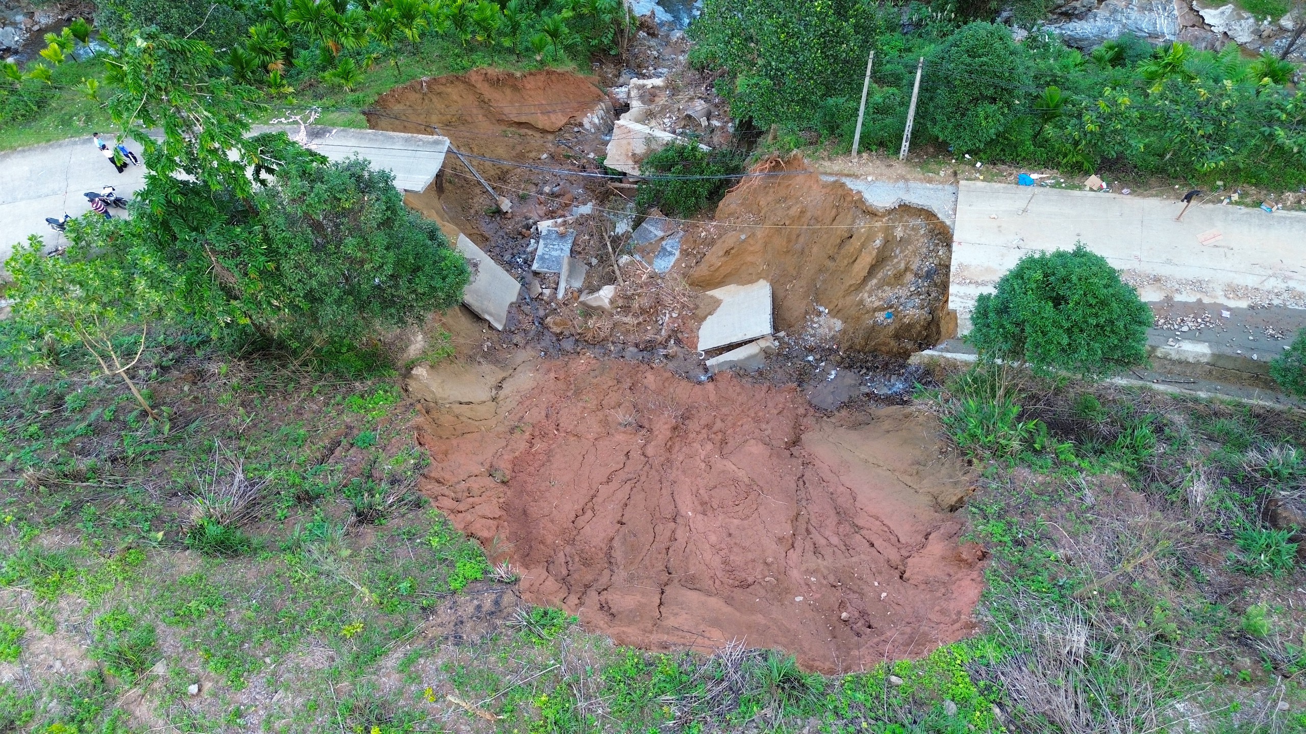 Hai tuần sau mưa lũ, đường huyết mạch ở x&atilde; miền n&uacute;i Quảng Ng&atilde;i vẫn bị chia cắt- Ảnh 11.