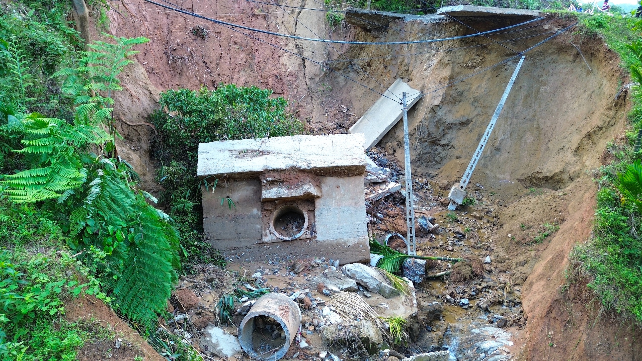 Hai tuần sau mưa lũ, đường huyết mạch ở x&atilde; miền n&uacute;i Quảng Ng&atilde;i vẫn bị chia cắt- Ảnh 3.