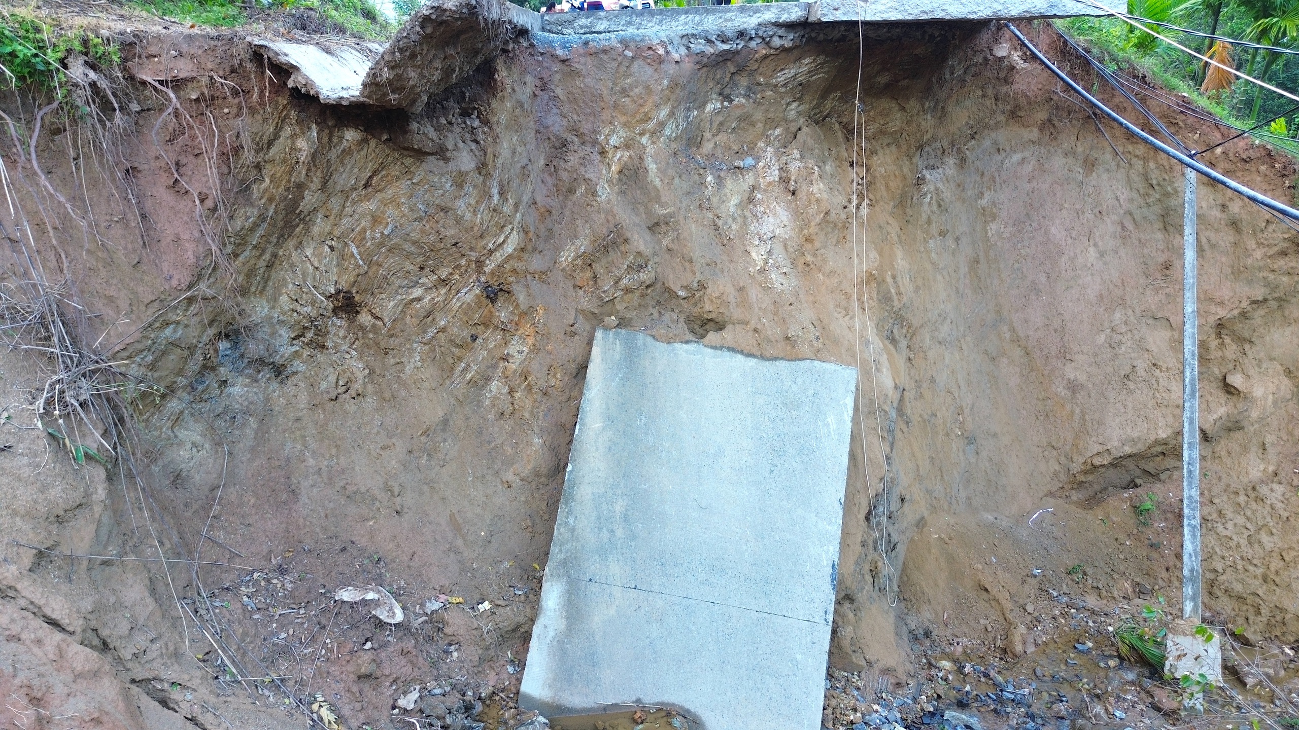 Hai tuần sau mưa lũ, đường huyết mạch ở x&atilde; miền n&uacute;i Quảng Ng&atilde;i vẫn bị chia cắt- Ảnh 4.