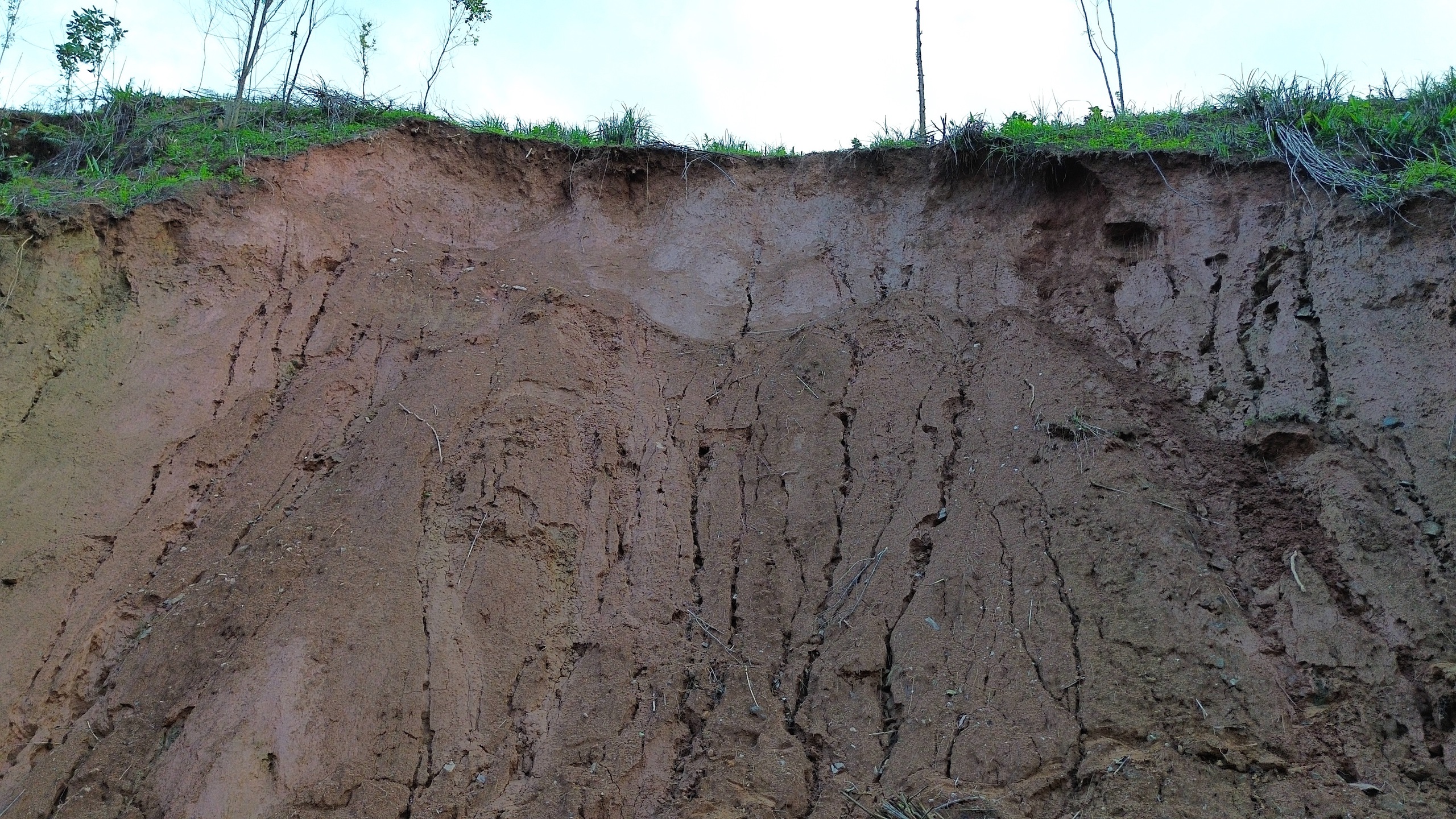 Hai tuần sau mưa lũ, đường huyết mạch ở x&atilde; miền n&uacute;i Quảng Ng&atilde;i vẫn bị chia cắt- Ảnh 6.