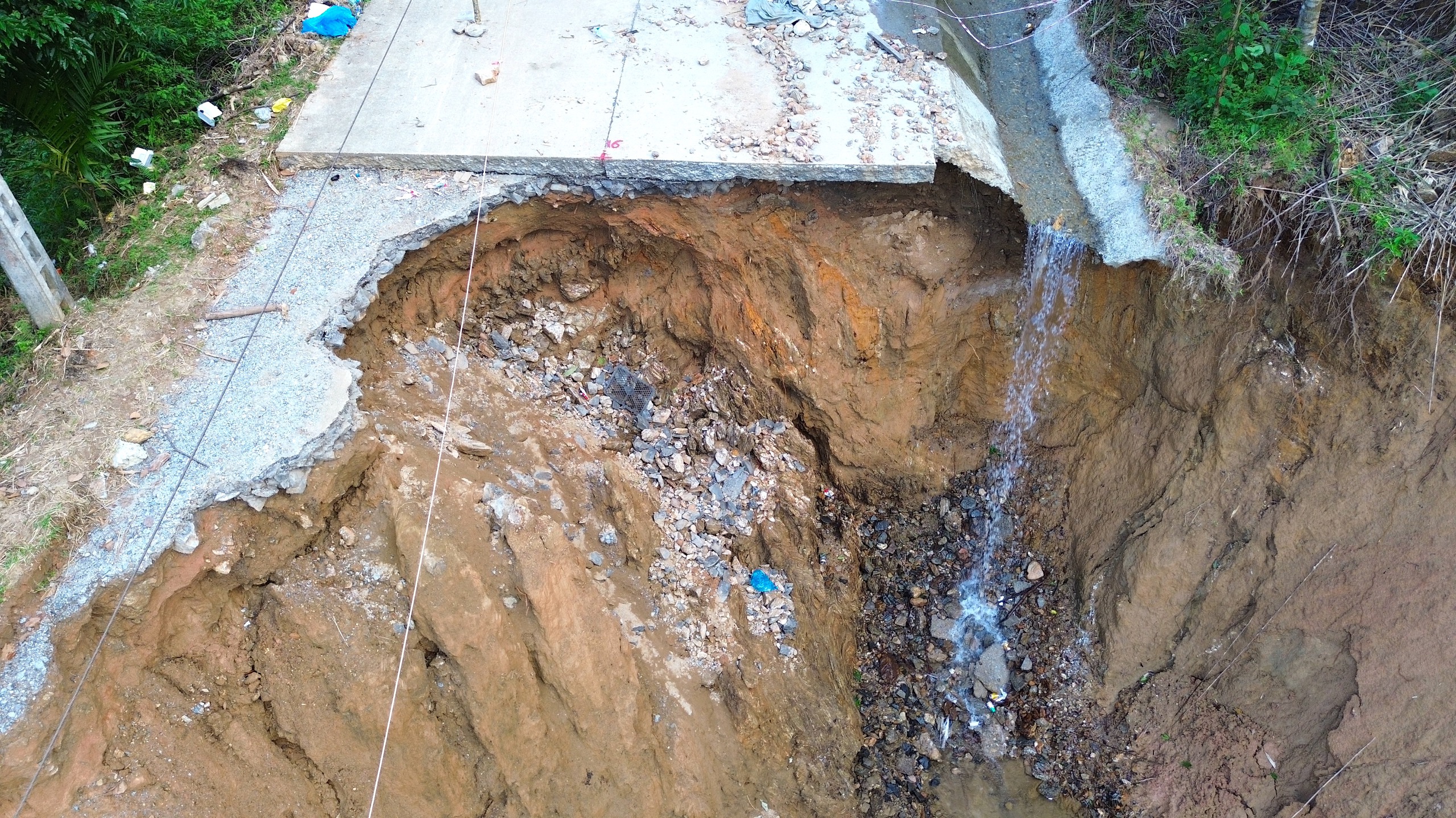 Hai tuần sau mưa lũ, đường huyết mạch ở x&atilde; miền n&uacute;i Quảng Ng&atilde;i vẫn bị chia cắt- Ảnh 7.