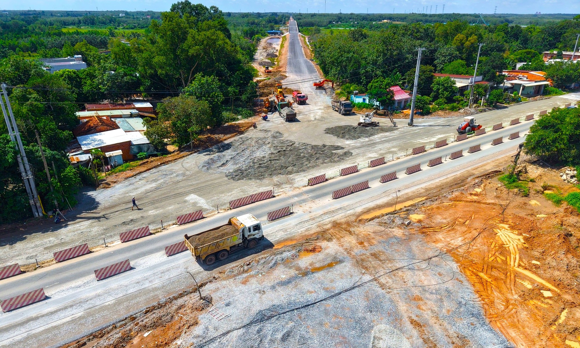 Bộ X&acirc;y dựng đề nghị hỗ trợ nguồn vật liệu thi c&ocirc;ng Dự &aacute;n đường Hồ Ch&iacute; Minh- Ảnh 1.