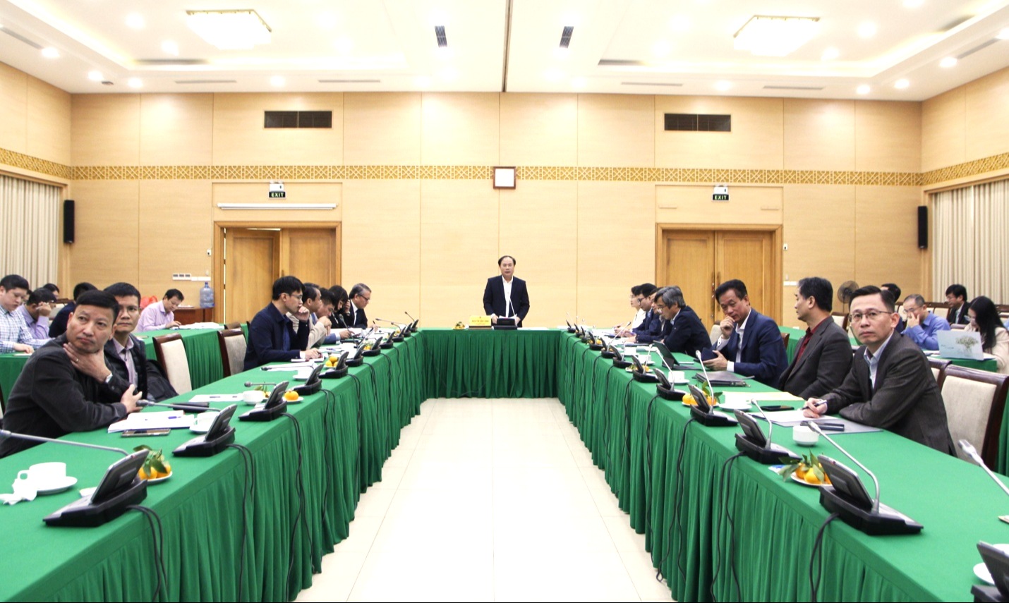 Thứ trưởng Bộ X&acirc;y dựng Nguyễn Văn Sinh chủ tr&igrave; hội thảo..JPG