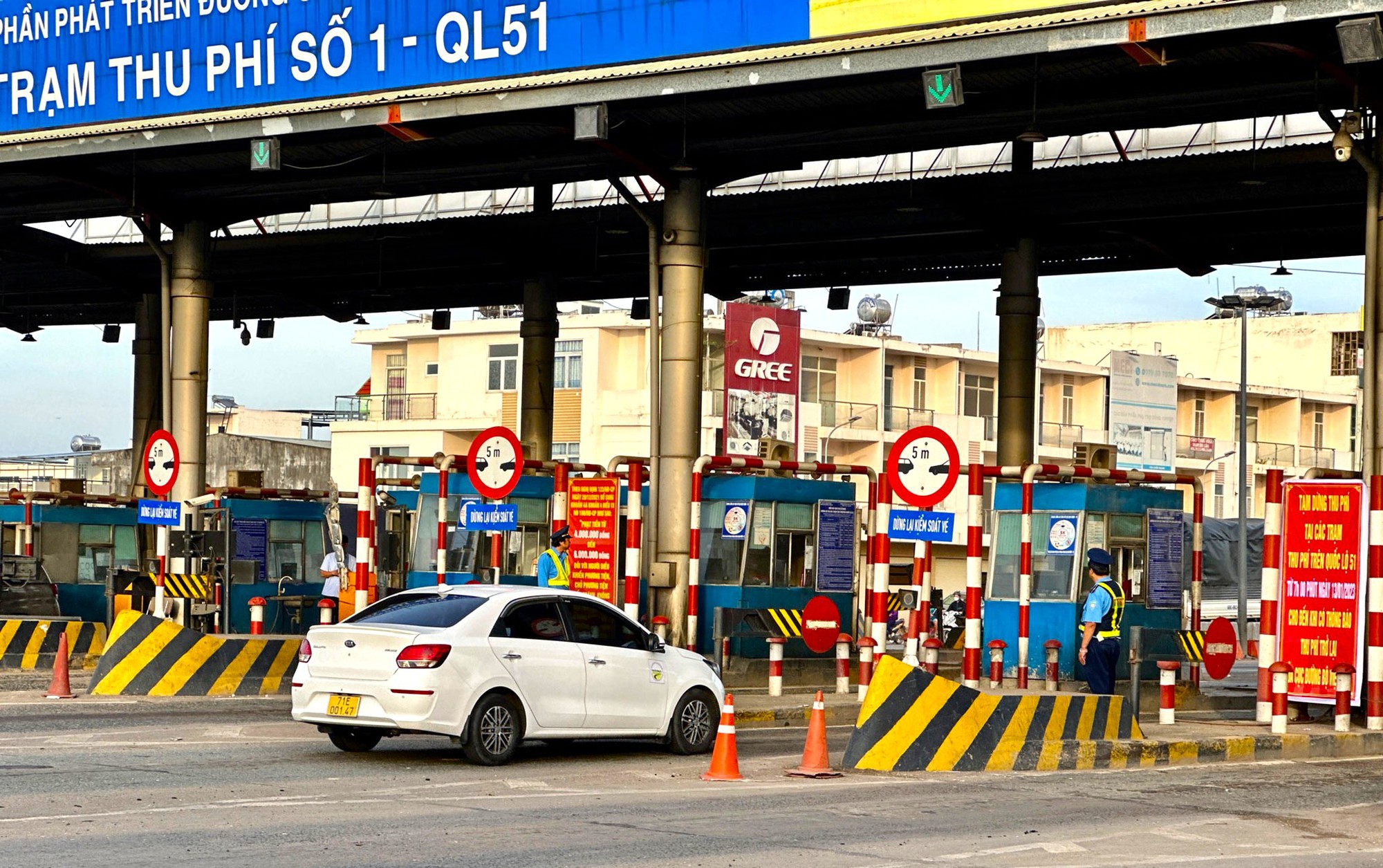 V&igrave; sao chưa th&aacute;o dỡ c&aacute;c trạm thu ph&iacute; tr&ecirc;n QL51?- Ảnh 1.