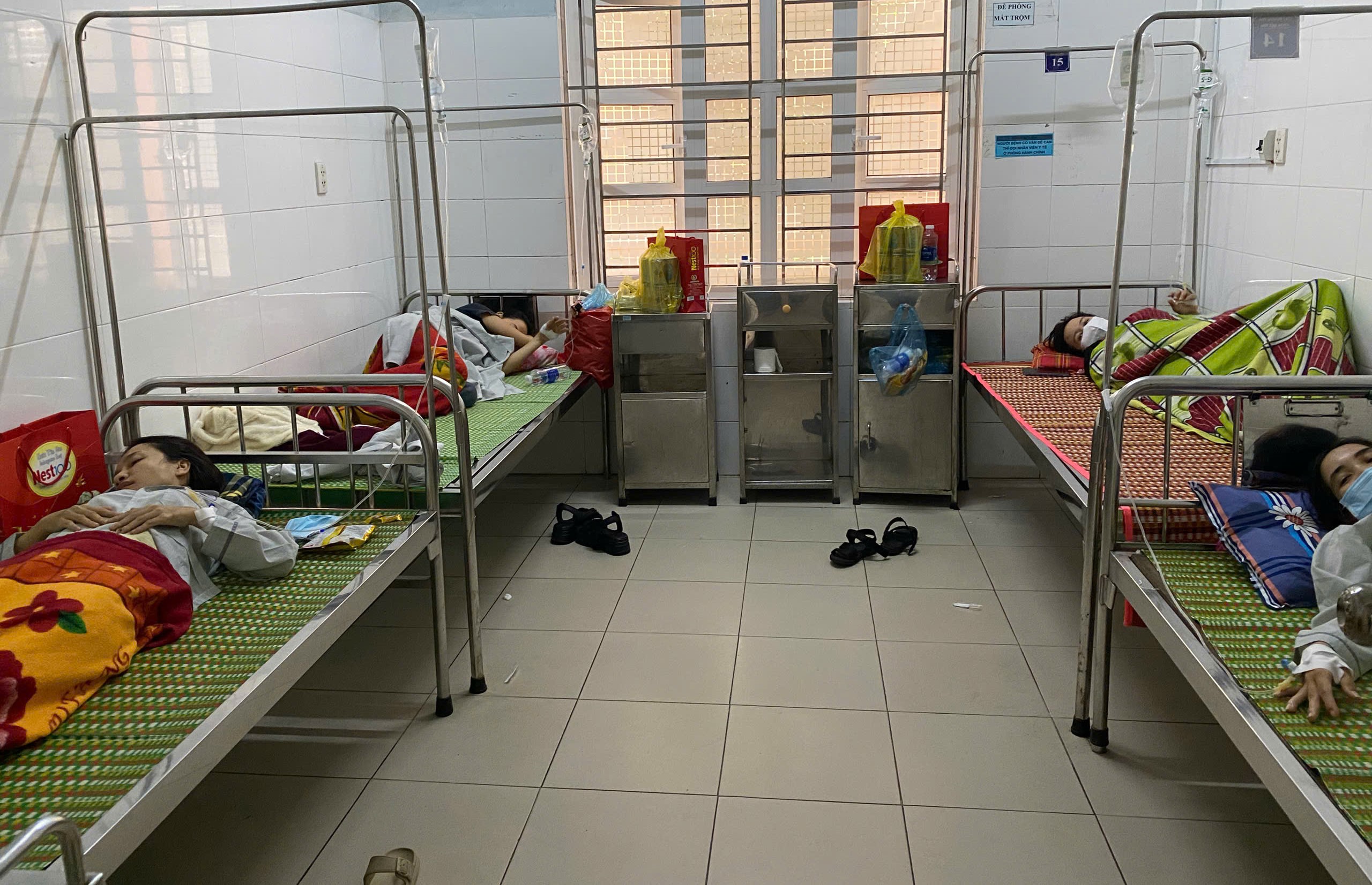 Huế: Tiếp nhận 14 c&ocirc;ng nh&acirc;n nghi ngộ độc thực phẩm sau bữa cơm trưa- Ảnh 1.