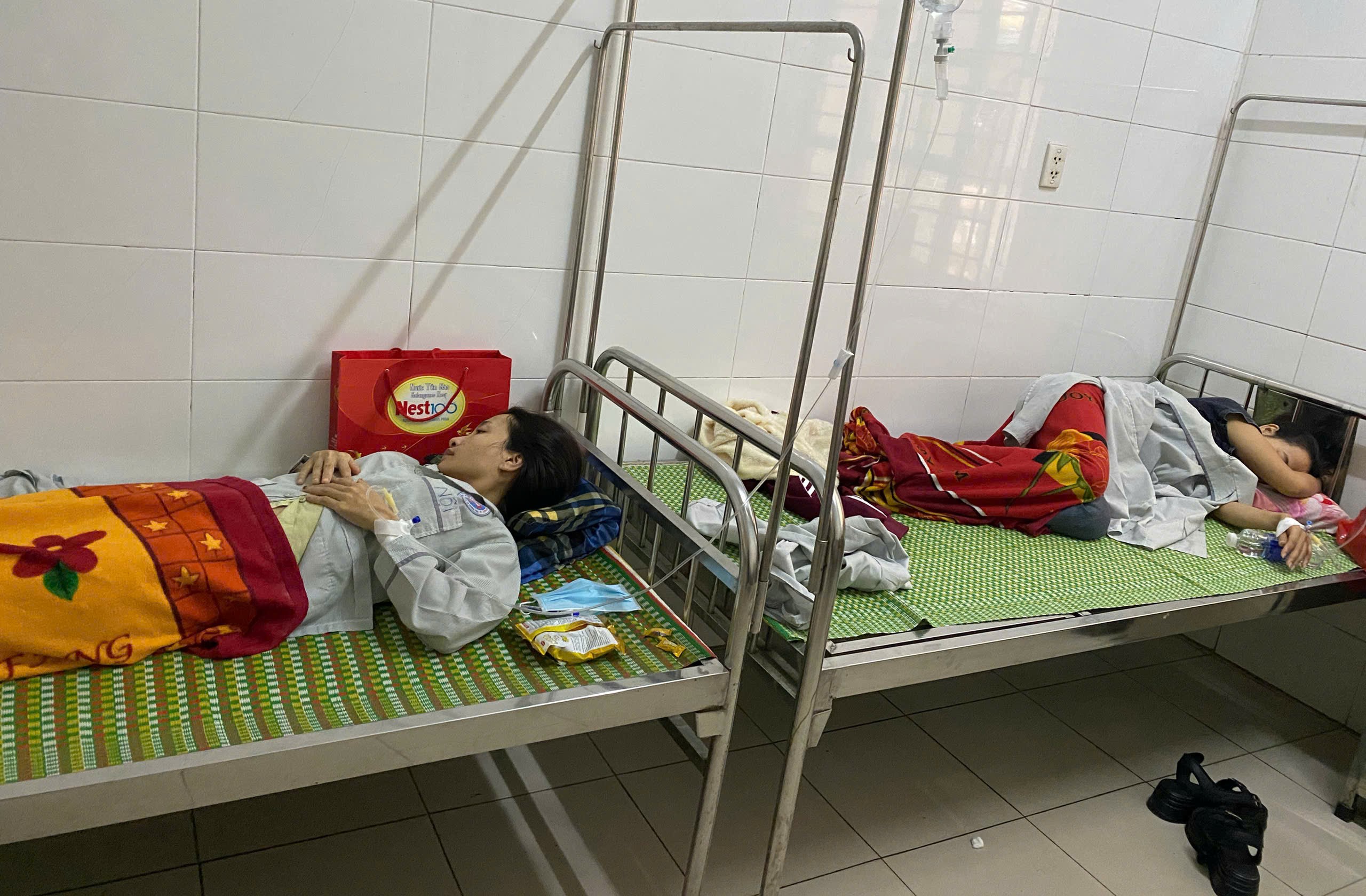 Huế: Tiếp nhận 14 c&ocirc;ng nh&acirc;n nghi ngộ độc thực phẩm sau bữa cơm trưa- Ảnh 2.