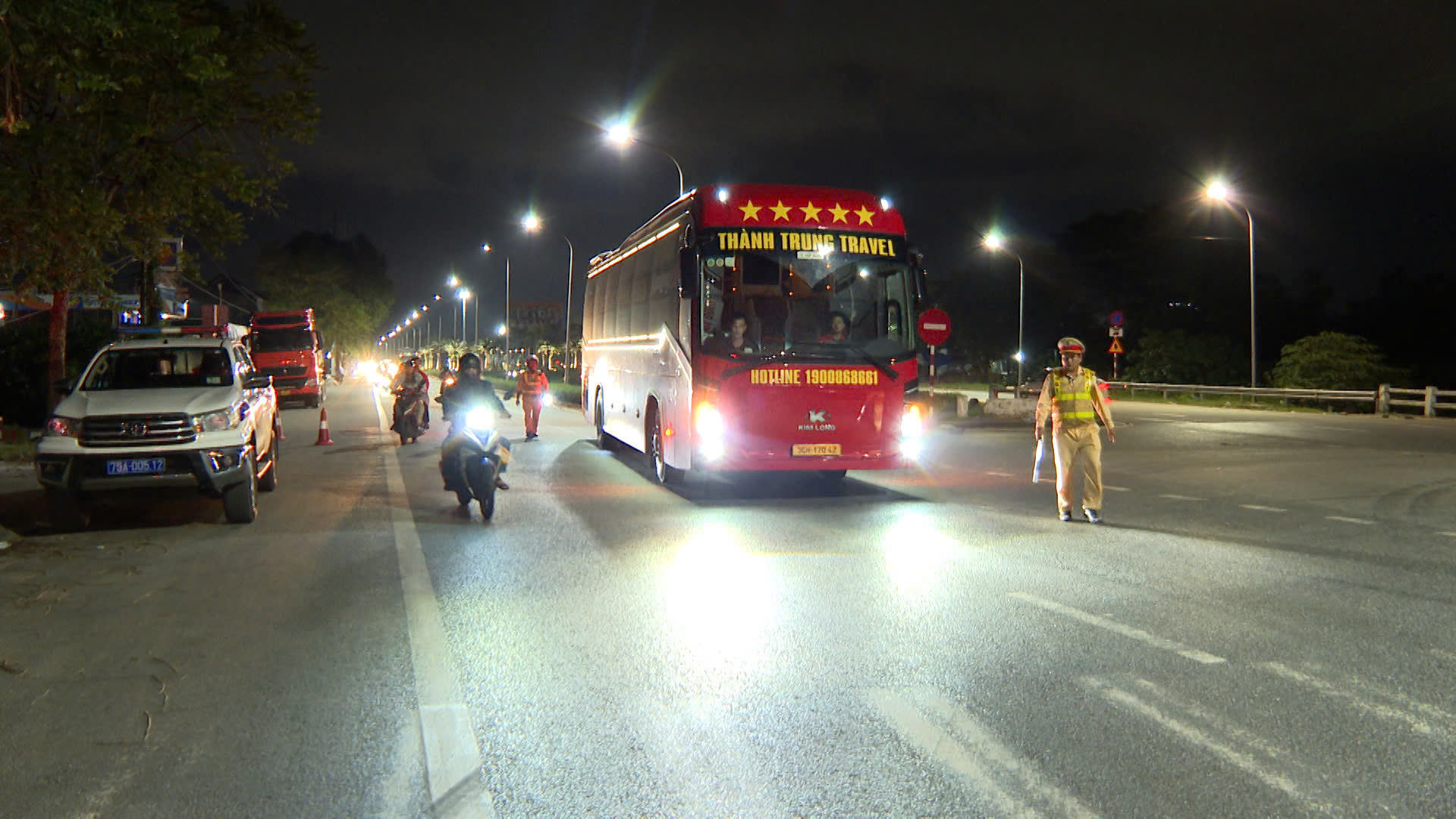 Huế: Xử l&yacute; 20 trường hợp &ldquo;n&uacute;p b&oacute;ng&rdquo; xe hợp đồng để vận chuyển kh&aacute;ch- Ảnh 1.