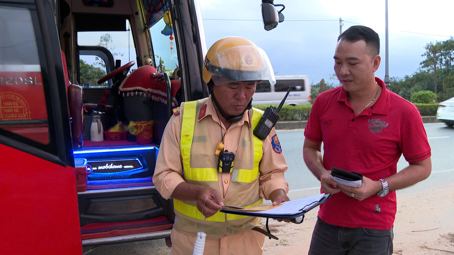 Huế: Xử l&yacute; 20 trường hợp &ldquo;n&uacute;p b&oacute;ng&rdquo; xe hợp đồng để vận chuyển kh&aacute;ch- Ảnh 2.