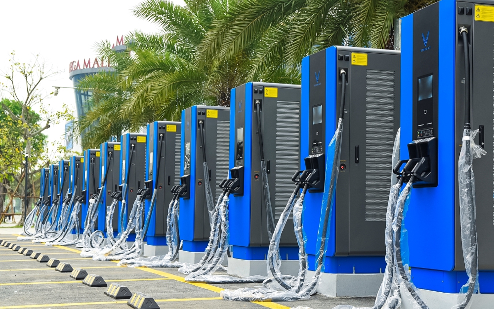 TP.HCM đề xuất bổ sung quy định về trạm sạc xe điện trong chung cư để ngăn tranh chấp- Ảnh 2. Luật Đường bộ 2024: Bước ngoặt cho mạng lưới trạm sạc xe điện