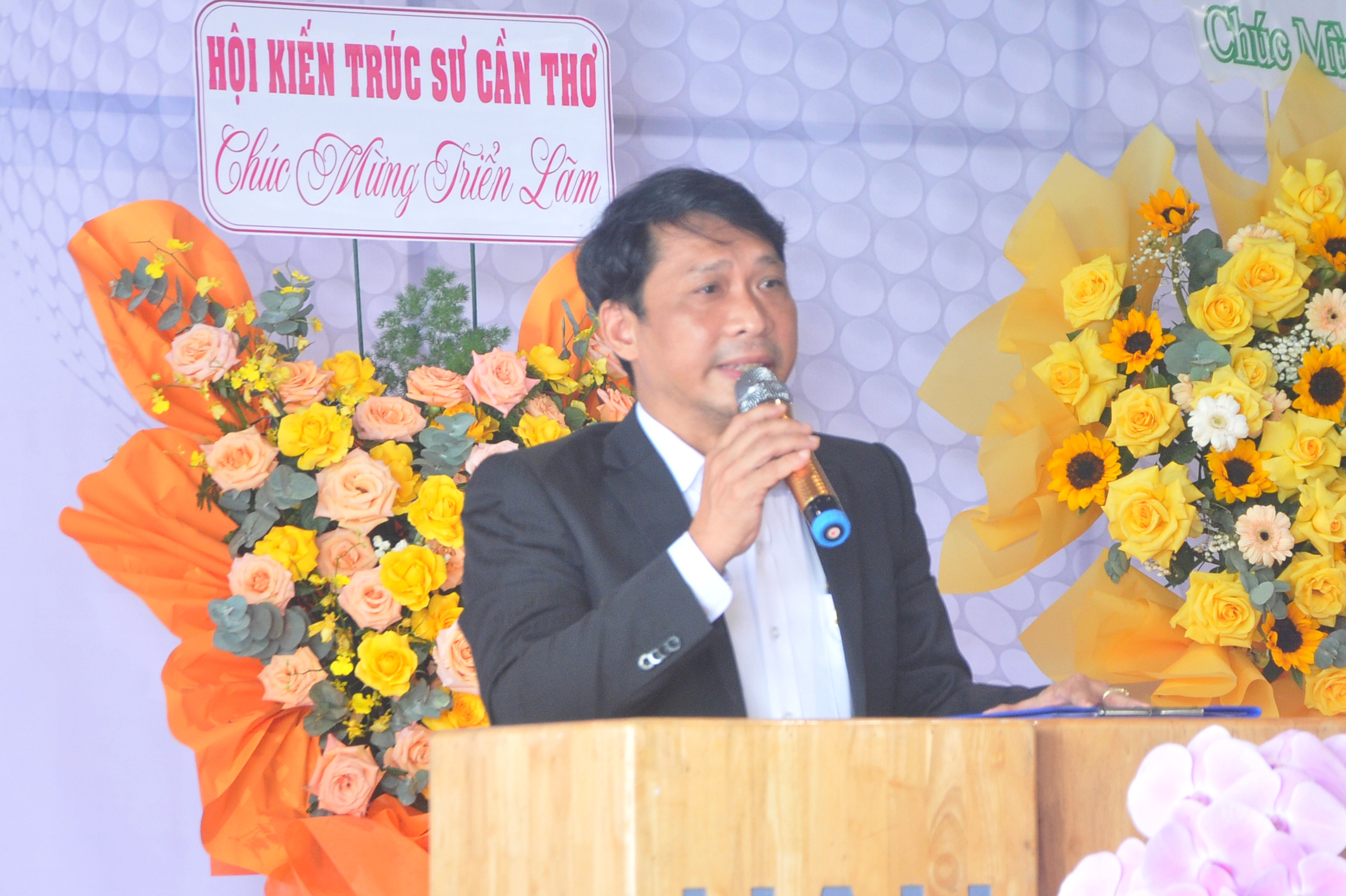 "Phi&ecirc;n bản tranh hiện đại" tạo kh&ocirc;ng gian mở gi&uacute;p sinh vi&ecirc;n Cần Thơ tiếp cận nghệ thuật- Ảnh 1.