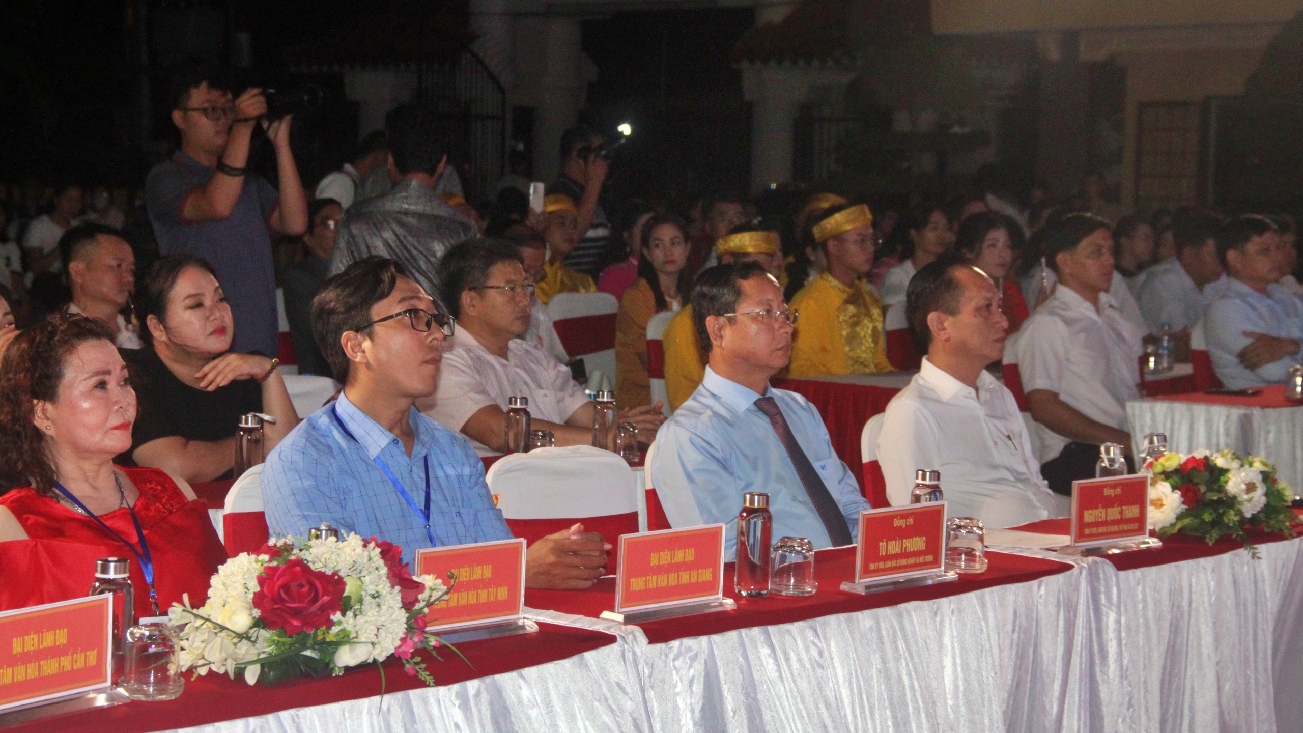 Liên hoan Đờn ca tài tử Nam Bộ: Bản sắc văn hóa độc đáo của miền sông nước- Ảnh 3. Liên hoan Đờn ca tài tử Nam Bộ: Bản sắc văn hóa độc đáo của miền sông nước- Ảnh 3.