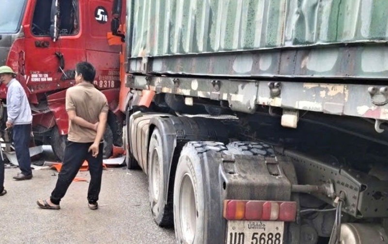 Vụ tai nạn khiến QL12A tắc nhiều giờ đồng hồ - Ảnh: DH.