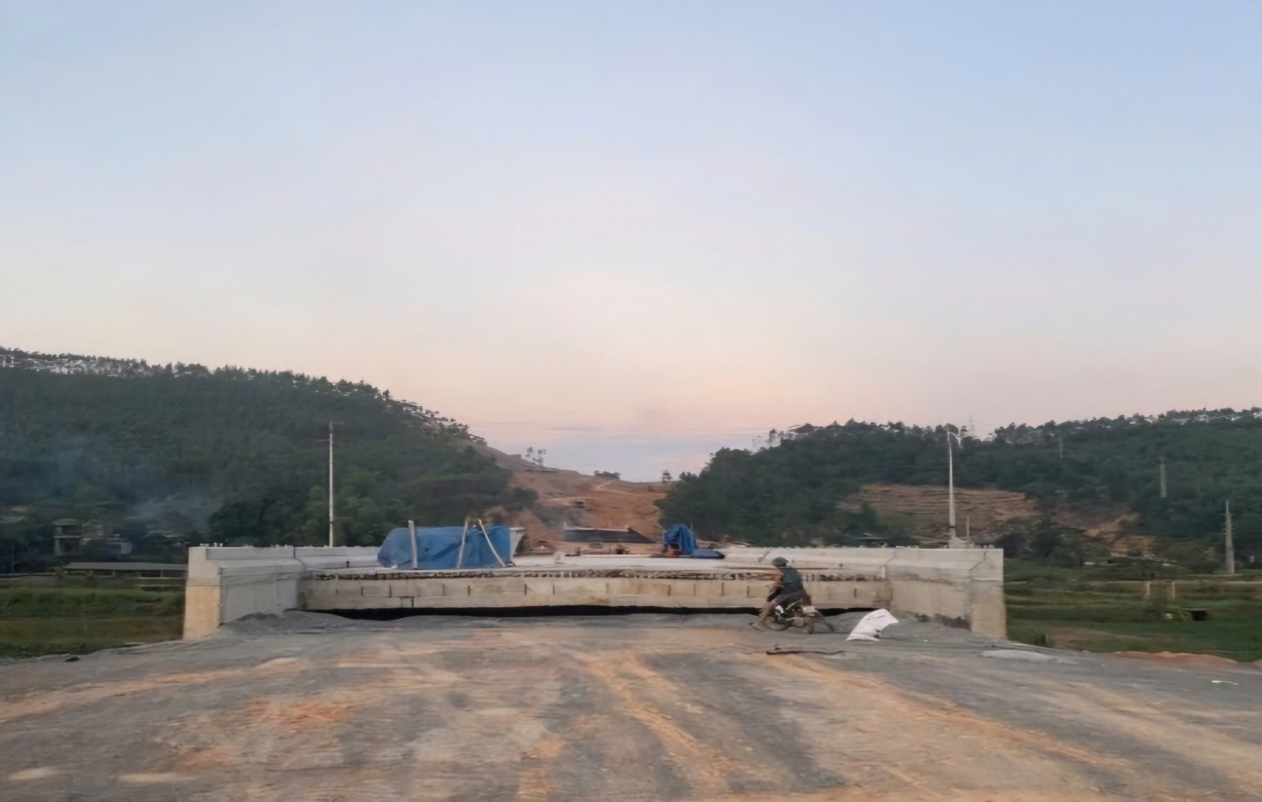 Vượt kh&oacute; thời tiết, Cienco8 quyết về đ&iacute;ch đ&uacute;ng tiến độ tr&ecirc;n dự &aacute;n đường li&ecirc;n kết v&ugrave;ng- Ảnh 1.