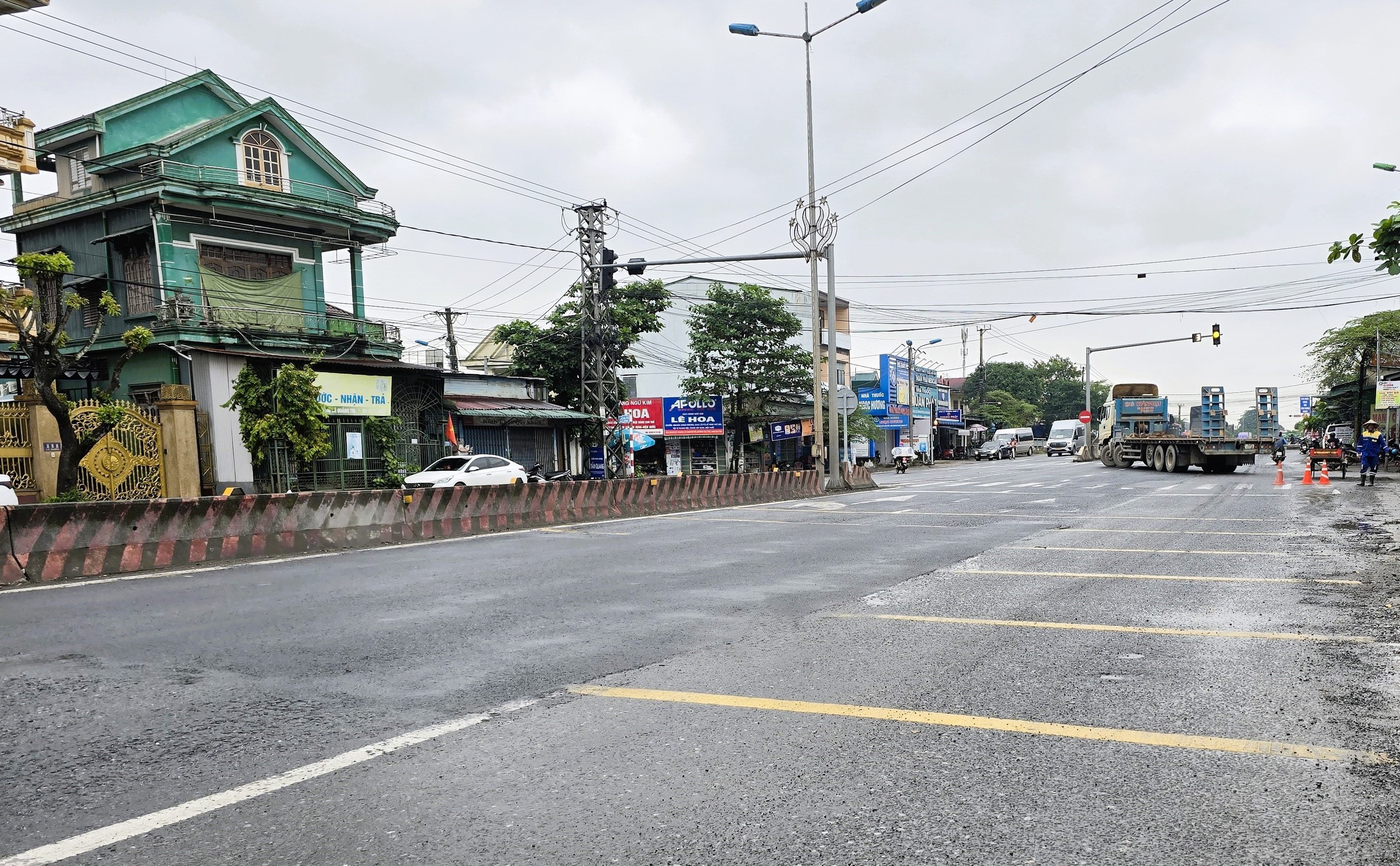 Khắc phục hư hỏng mặt đường quốc lộ 1 đoạn qua Quảng Trị, xe cộ đ&atilde; lưu th&ocirc;ng tốt- Ảnh 7.