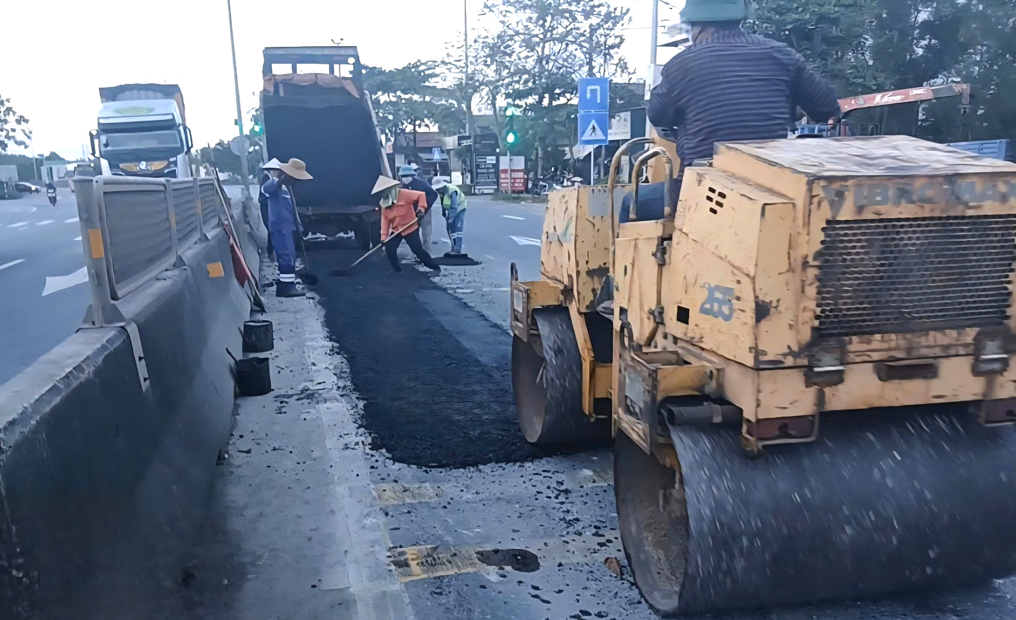 Khắc phục hư hỏng mặt đường quốc lộ 1 đoạn qua Quảng Trị, xe cộ đ&atilde; lưu th&ocirc;ng tốt- Ảnh 3.