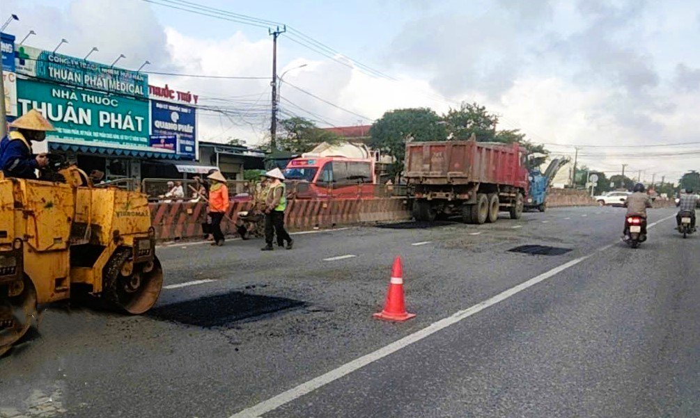 Khắc phục hư hỏng mặt đường quốc lộ 1 đoạn qua Quảng Trị, xe cộ đ&atilde; lưu th&ocirc;ng tốt- Ảnh 2.