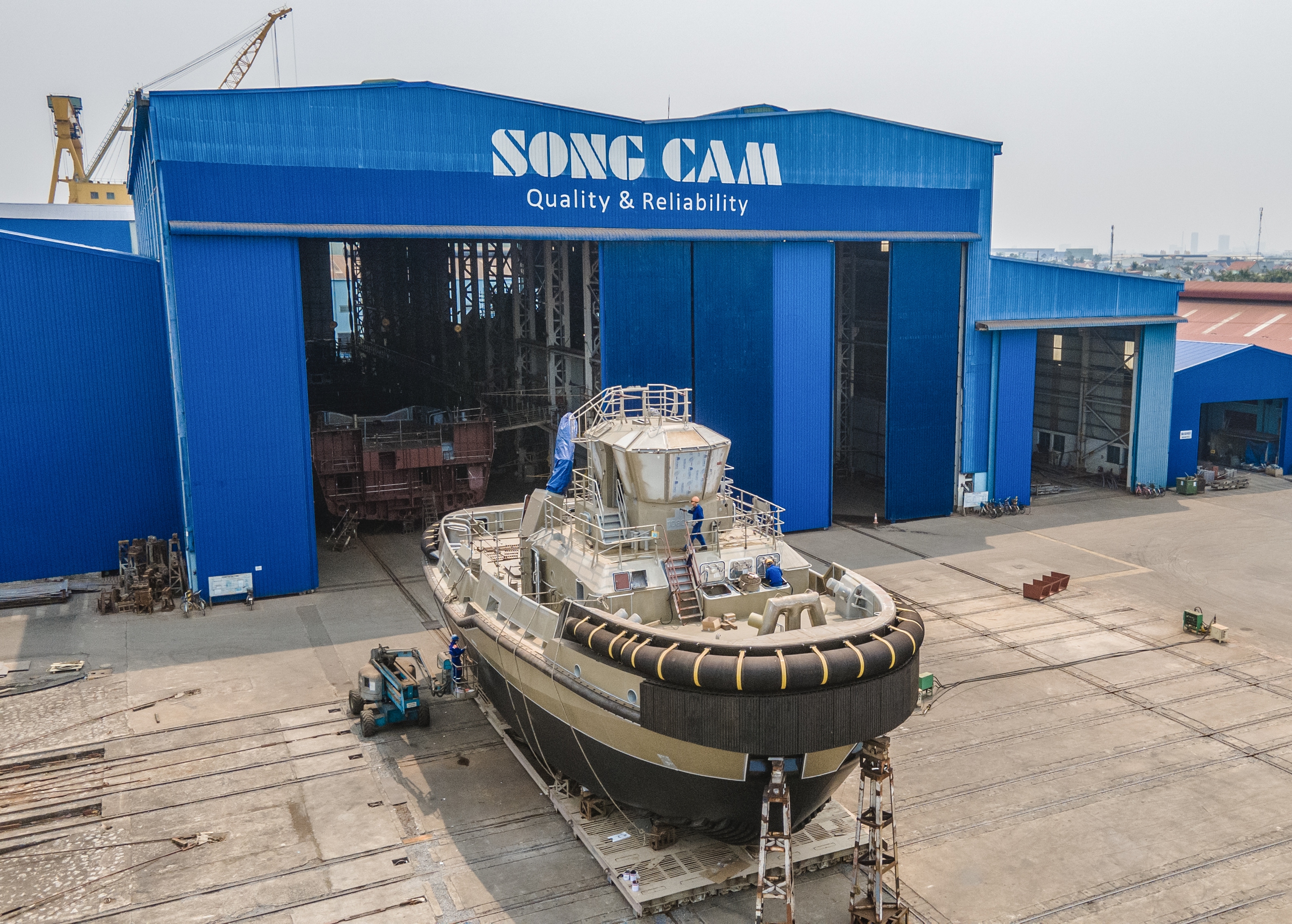 Sản xuất bứt ph&aacute;, Đ&oacute;ng t&agrave;u S&ocirc;ng Cấm vượt kế hoạch năm 2025 trước thời hạn- Ảnh 2.