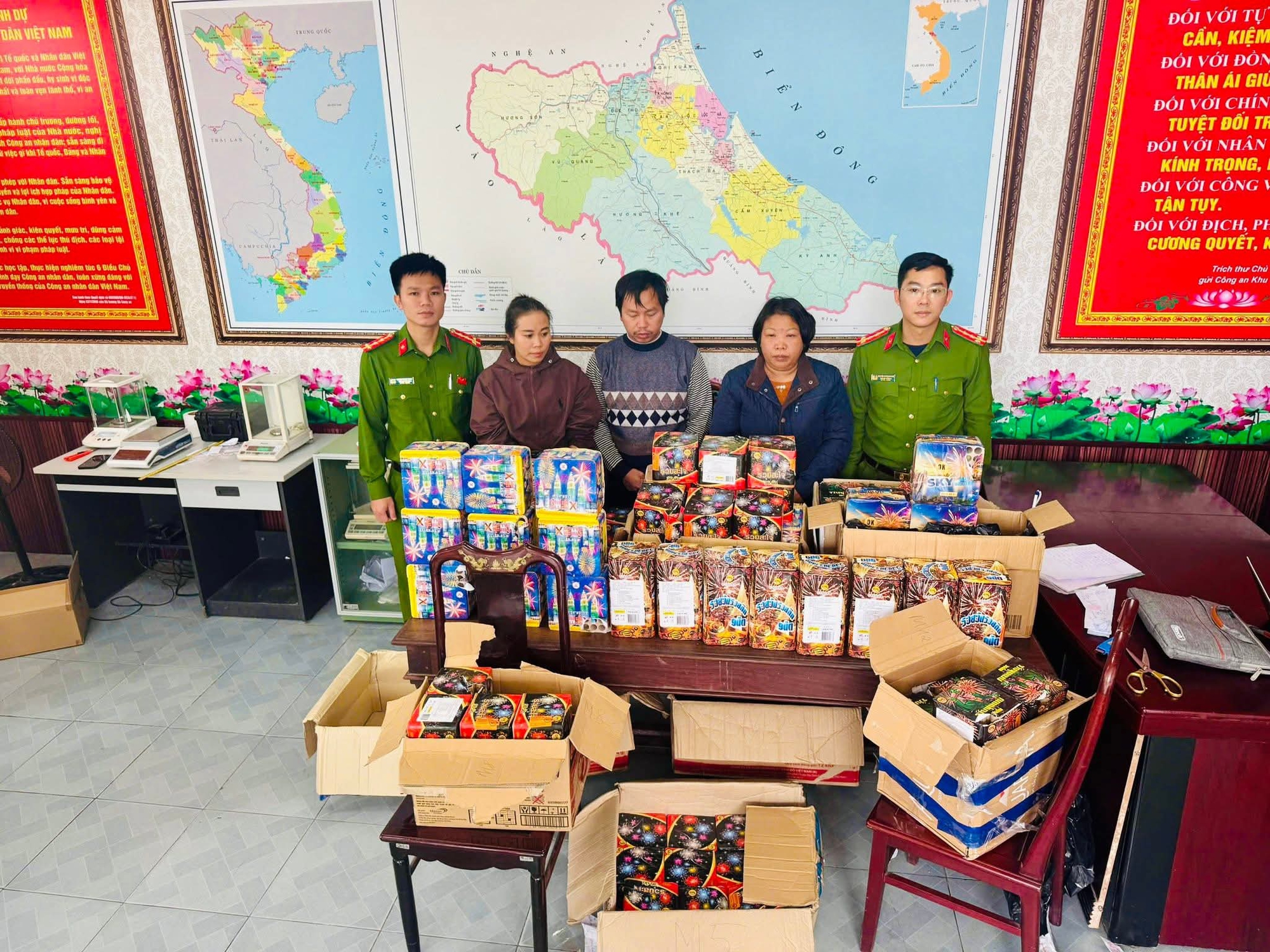 C&ocirc;ng an H&agrave; Tĩnh bắt giữ nh&oacute;m đối tượng rao b&aacute;n 7 tấn ph&aacute;o tr&ecirc;n mạng x&atilde; hội- Ảnh 2.