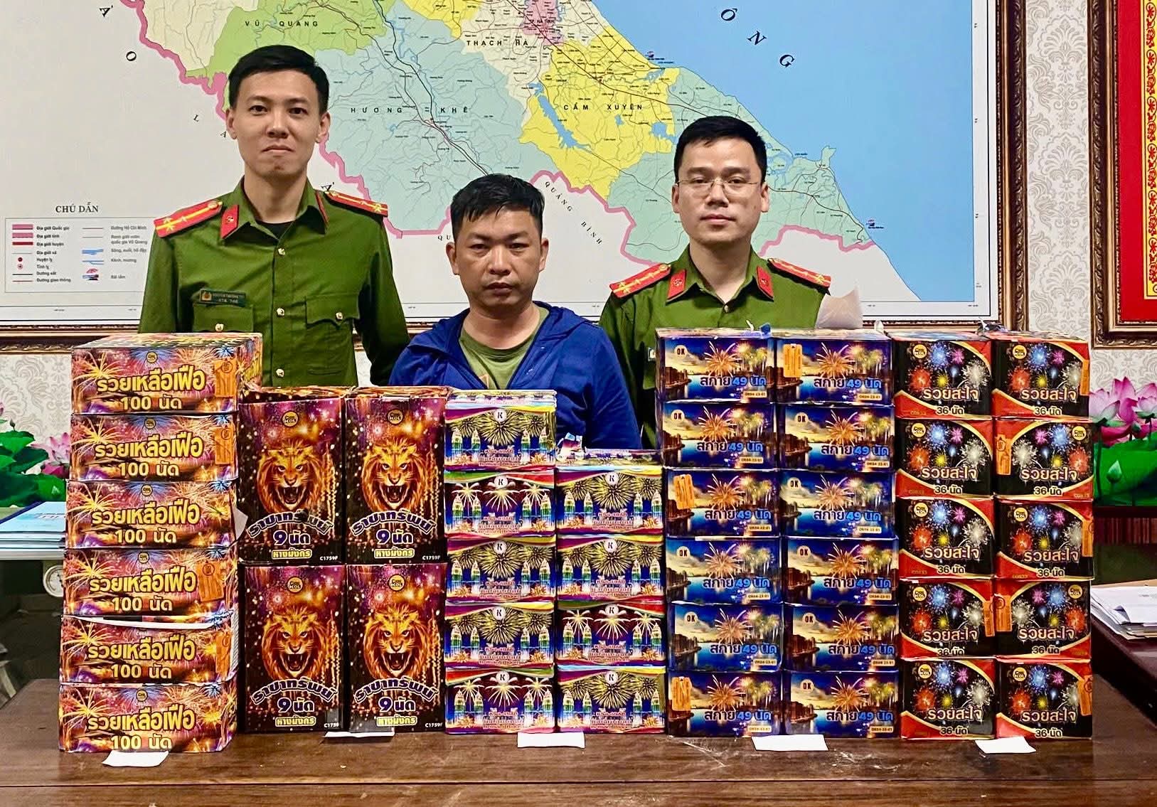 C&ocirc;ng an H&agrave; Tĩnh bắt giữ nh&oacute;m đối tượng rao b&aacute;n 7 tấn ph&aacute;o tr&ecirc;n mạng x&atilde; hội- Ảnh 4.