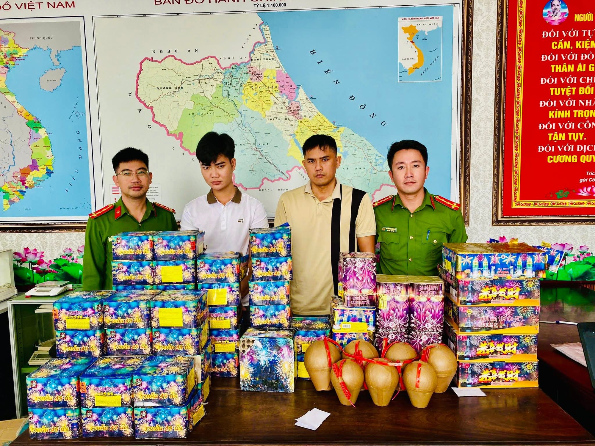 C&ocirc;ng an H&agrave; Tĩnh bắt giữ nh&oacute;m đối tượng rao b&aacute;n 7 tấn ph&aacute;o tr&ecirc;n mạng x&atilde; hội- Ảnh 5.