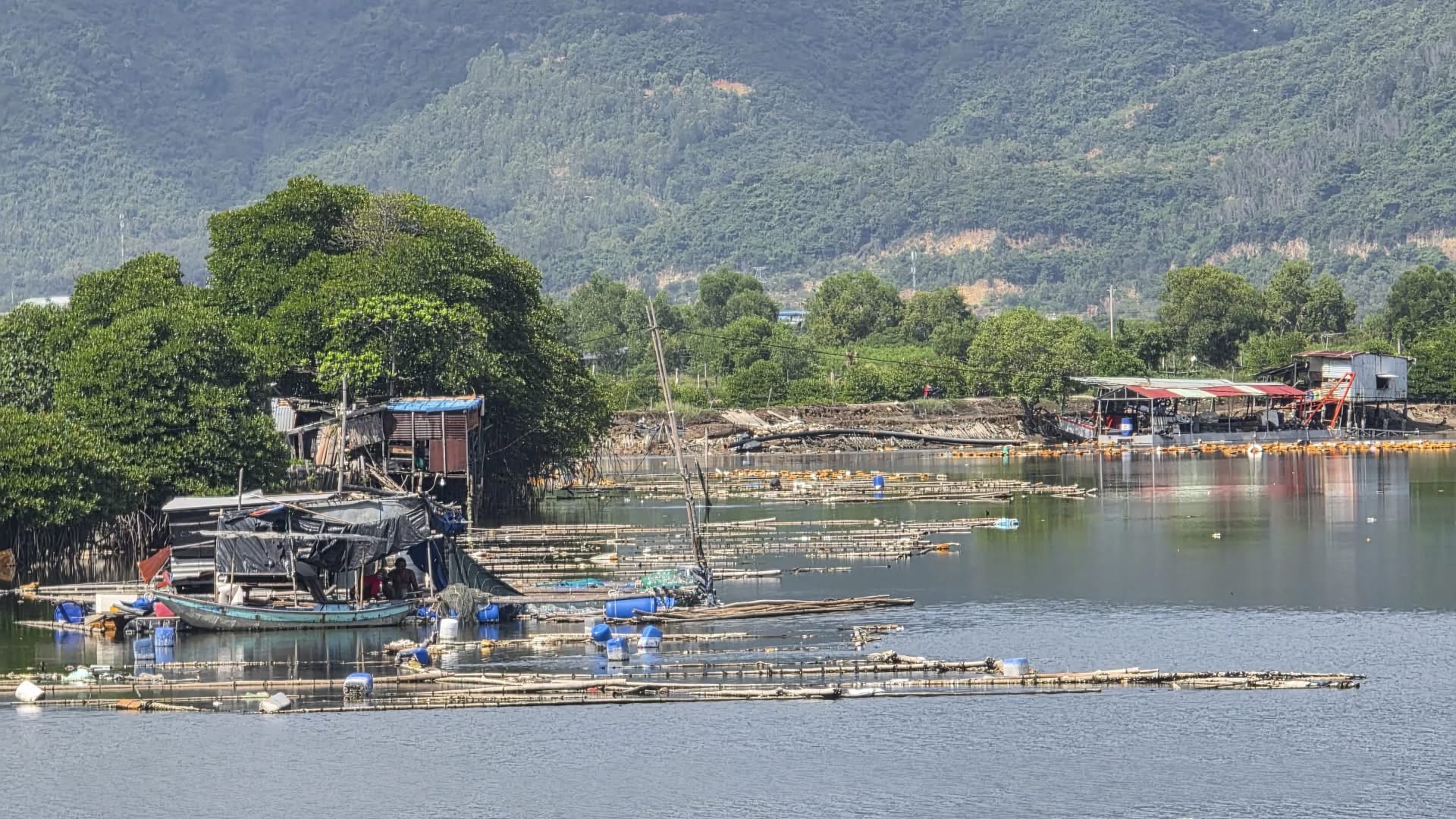 Kh&aacute;nh H&ograve;a: Hộ nu&ocirc;i thủy sản tr&ecirc;n s&ocirc;ng Tắc, s&ocirc;ng Qu&aacute;n Trường nhận hỗ trợ, cam kết di dời- Ảnh 1.