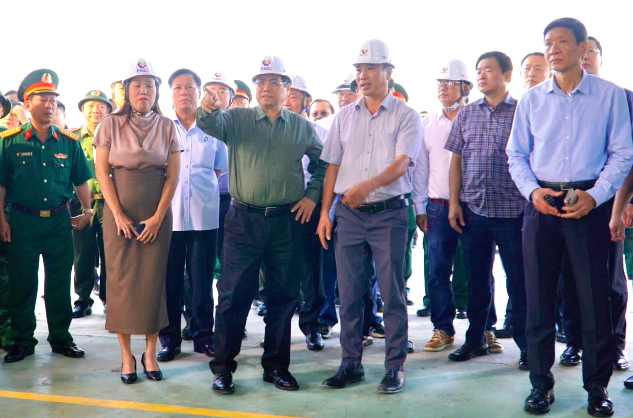 Thủ tướng Phạm Minh Ch&iacute;nh: Khẩn trương phục hồi sản xuất, ổn định đời sống sau b&atilde;o số 13- Ảnh 1.