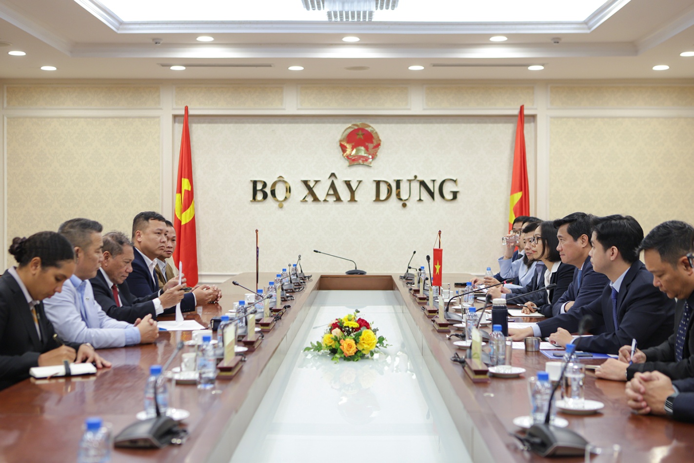 To&agrave;n cảnh buổi l&agrave;m việc giữa Thứ trưởng Nguyễn Tường Văn c&ugrave;ng Bộ trưởng Bộ Ngoại giao v&agrave; Ngoại thương Solomon.JPG