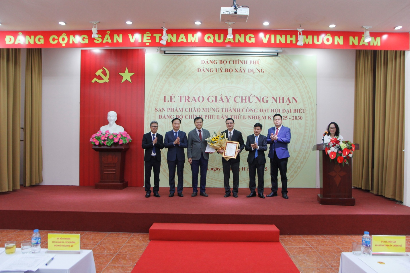 Viện Kiến tr&uacute;c quốc gia nhận giấy chứng nhận sản phẩm ch&agrave;o mừng th&agrave;nh c&ocirc;ng Đại hội đại biểu Đảng bộ Ch&iacute;nh phủ..JPG