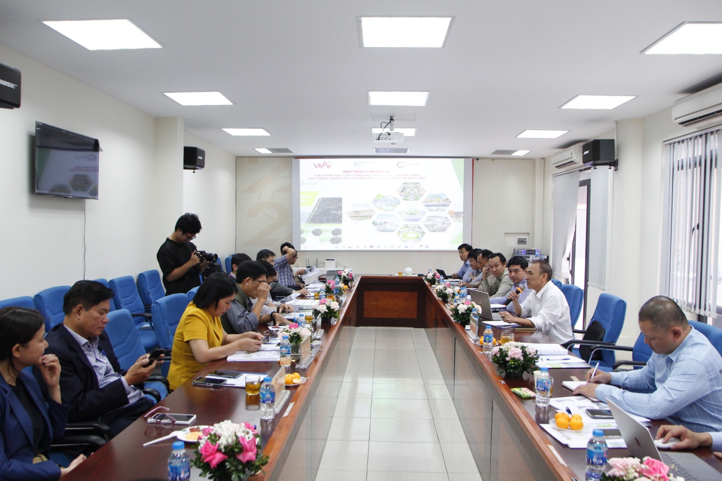 Đề xuất sử dụng carboncor asphalt xây hạ tầng trường học vùng biên- Ảnh 4. Toàn cảnh hội thảo chuyên đề giải pháp vật liệu carboncor asphanlt hướng đến xây dựng xanh cho trường học vùng biên giới đất liền..JPG