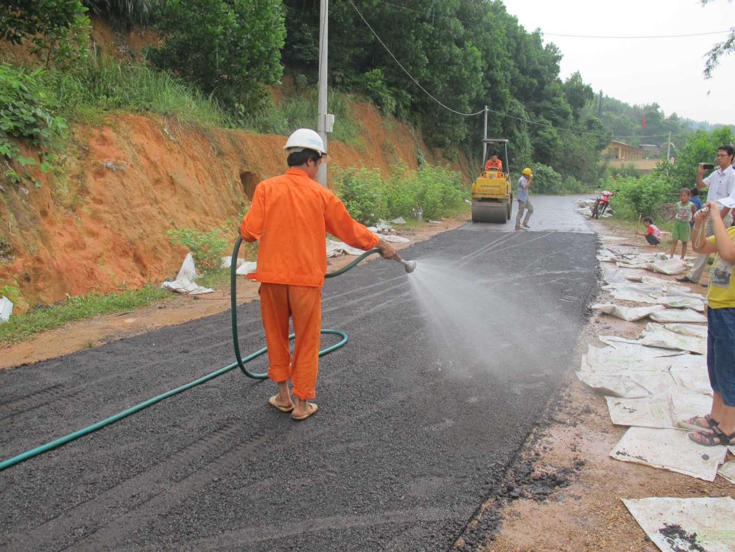 Đề xuất sử dụng carboncor asphalt xây hạ tầng trường học vùng biên- Ảnh 5. Vật liệu carboncor asphanlt đã được ứng dụng rộng rãi trong làm đường giao thông..jpg