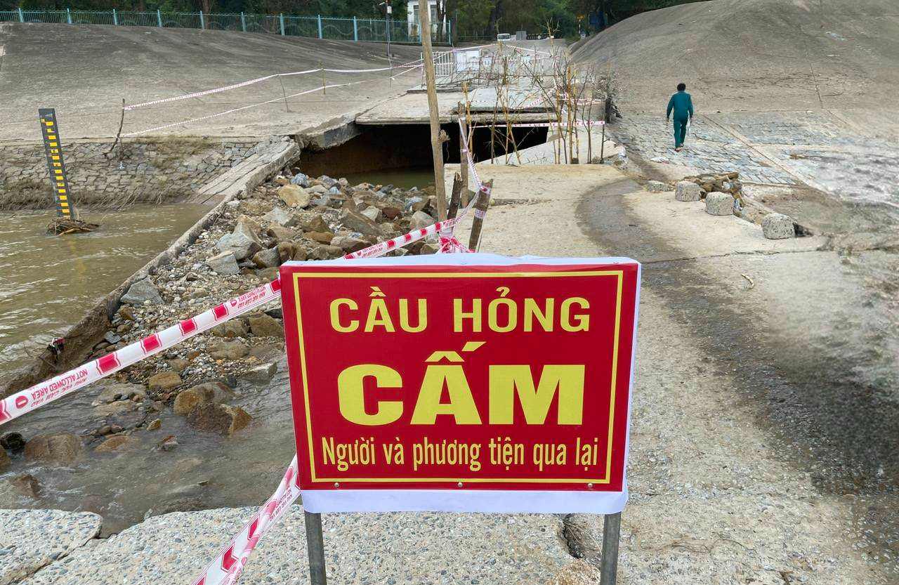 Một tuần sau b&atilde;o lũ, nhiều tuyến đường ở Quảng Ng&atilde;i vẫn bị chia cắt do sạt lở- Ảnh 2.