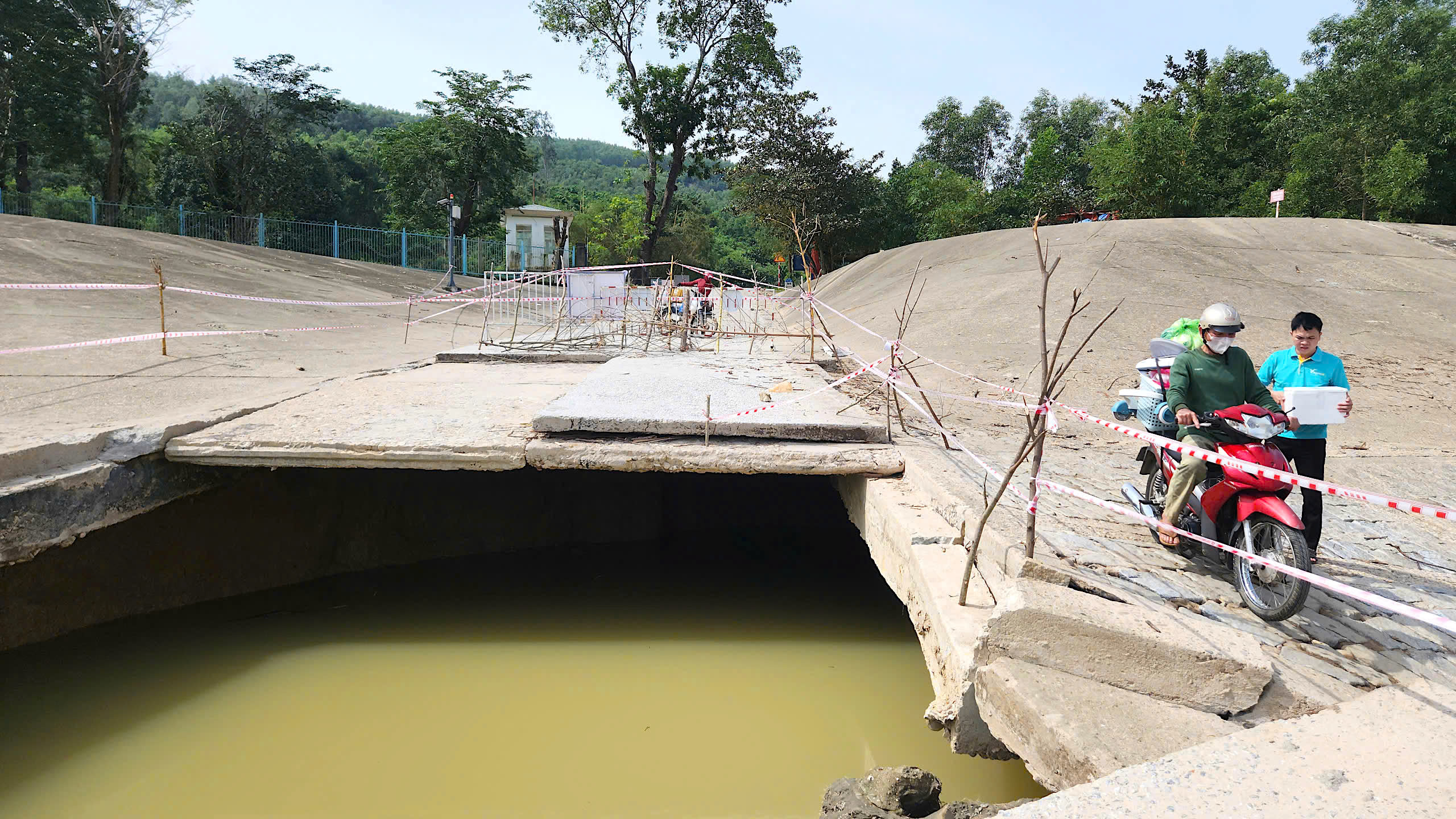 Một tuần sau b&atilde;o lũ, nhiều tuyến đường ở Quảng Ng&atilde;i vẫn bị chia cắt do sạt lở- Ảnh 1.