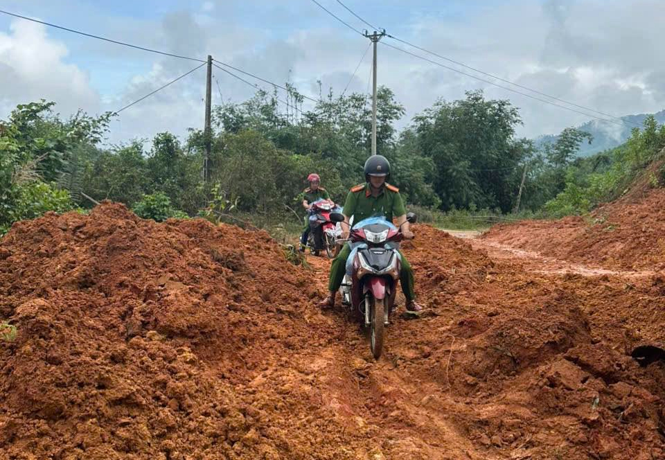 Một tuần sau b&atilde;o lũ, nhiều tuyến đường ở Quảng Ng&atilde;i vẫn bị chia cắt do sạt lở- Ảnh 4.