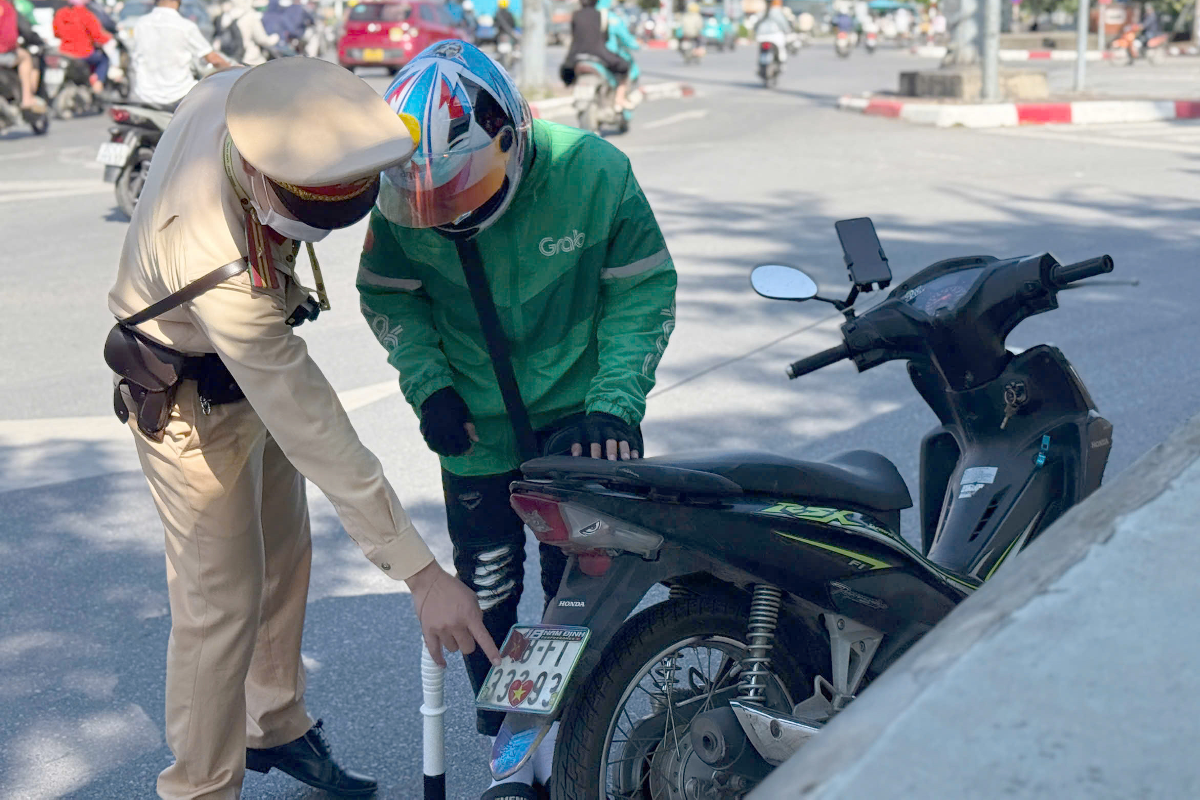 Hà Nội: Nửa ngày, xử phạt 84 tài xế dùng điện thoại khi đi xe máy- Ảnh 1. Hà Nội: Nửa ngày, xử phạt 84 tài xế dùng điện thoại khi đi xe máy- Ảnh 1.