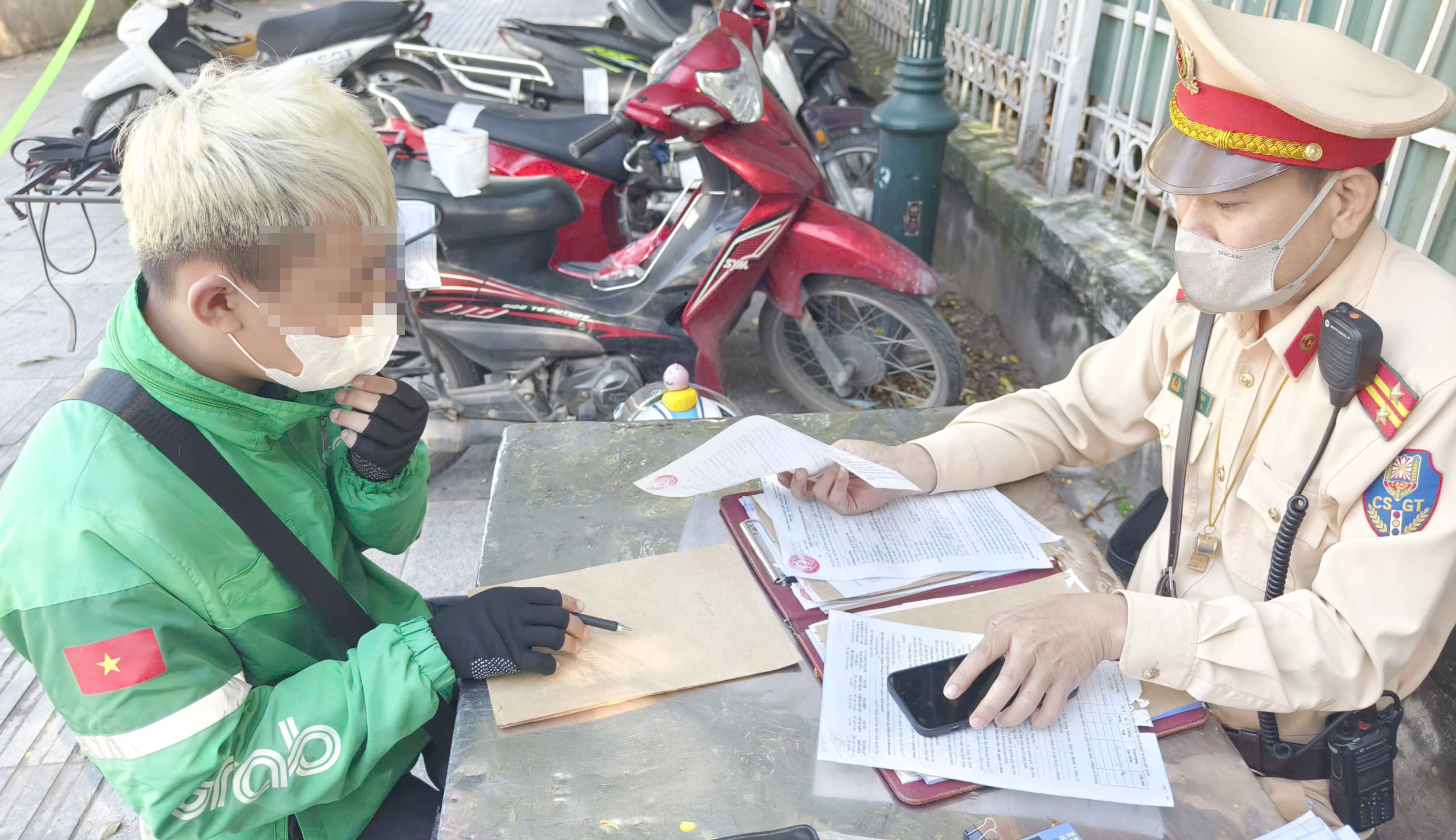 Hà Nội: Nửa ngày, xử phạt 84 tài xế dùng điện thoại khi đi xe máy- Ảnh 9. Hà Nội: Nửa ngày, xử phạt 84 tài xế dùng điện thoại khi đi xe máy- Ảnh 9.