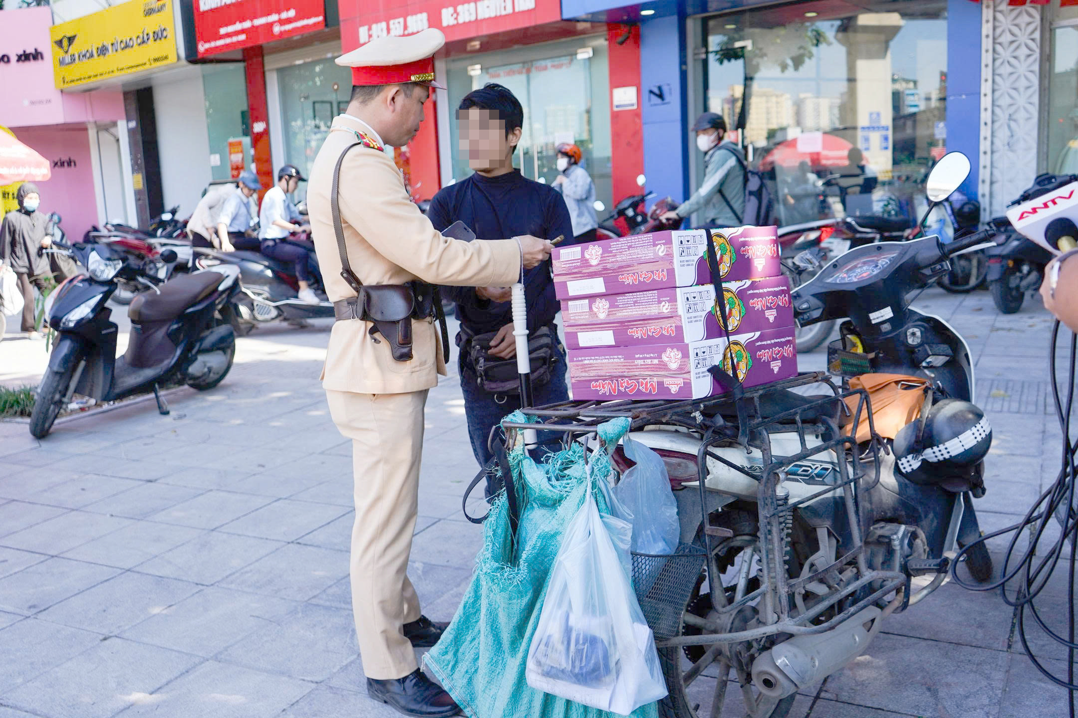 Hà Nội: Nửa ngày, xử phạt 84 tài xế dùng điện thoại khi đi xe máy- Ảnh 8. Hà Nội: Nửa ngày, xử phạt 84 tài xế dùng điện thoại khi đi xe máy- Ảnh 8.
