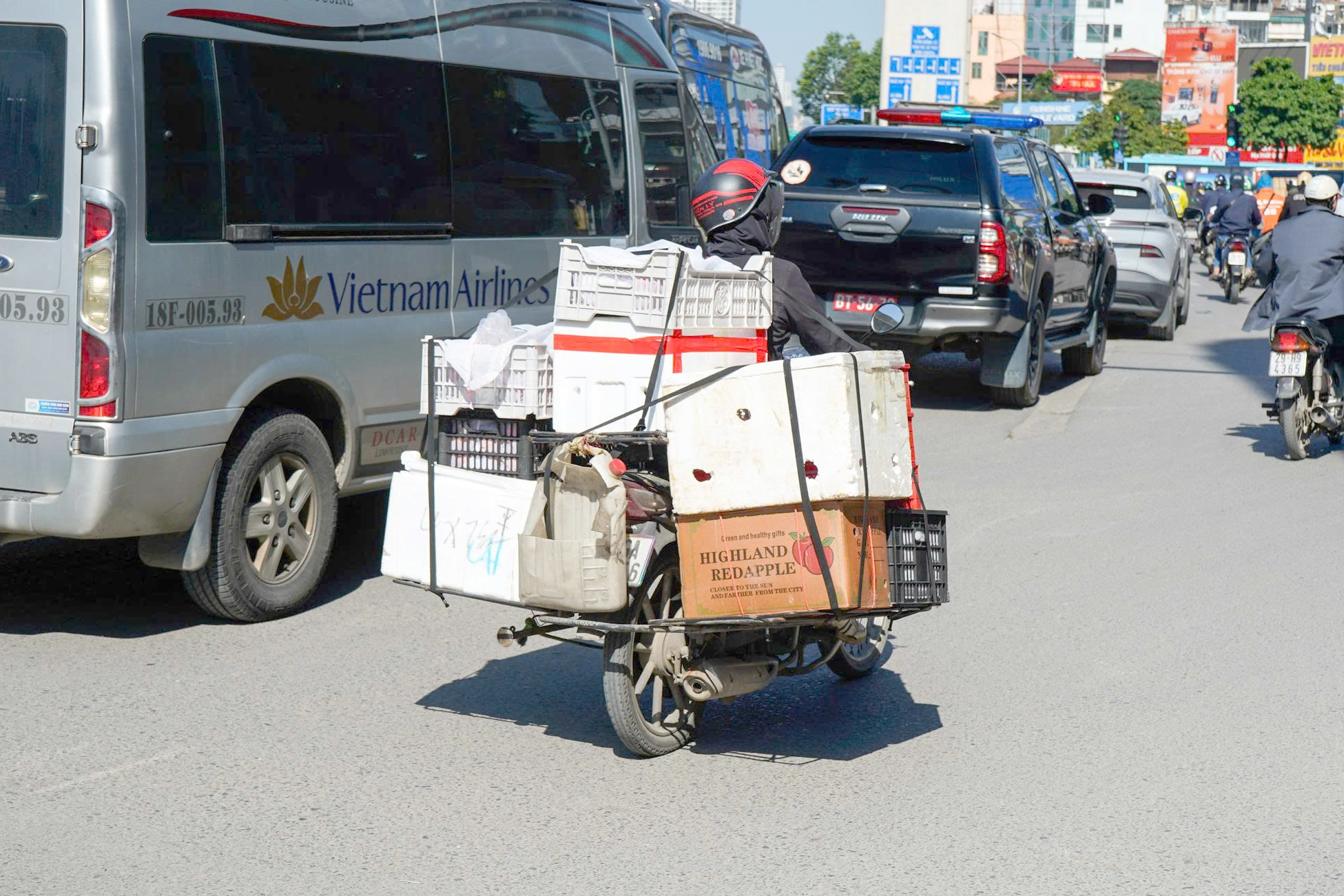 Hà Nội: Nửa ngày, xử phạt 84 tài xế dùng điện thoại khi đi xe máy- Ảnh 5. Hà Nội: Nửa ngày, xử phạt 84 tài xế dùng điện thoại khi đi xe máy- Ảnh 5.
