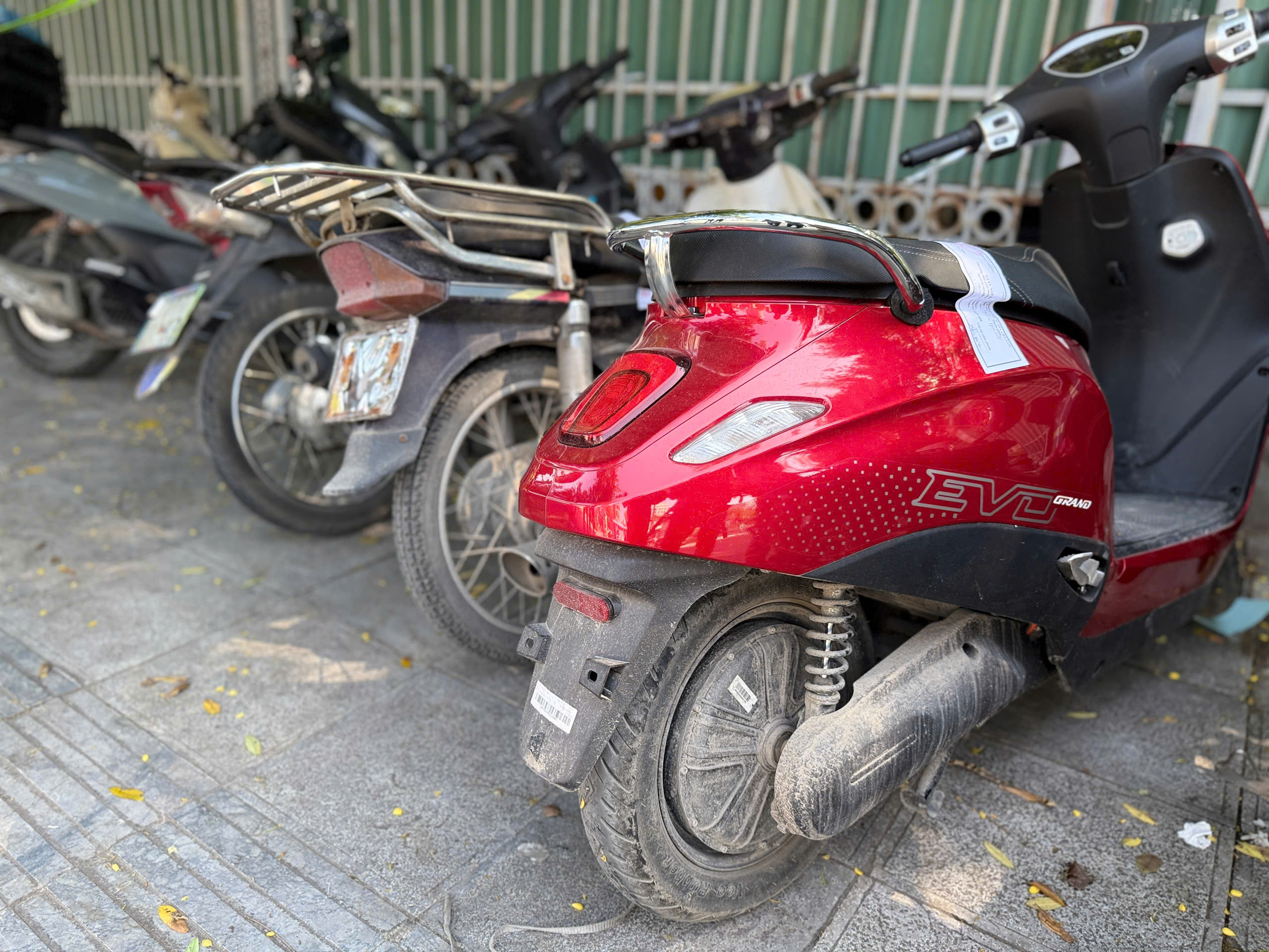 Hà Nội: Nửa ngày, xử phạt 84 tài xế dùng điện thoại khi đi xe máy- Ảnh 11. Hà Nội: Nửa ngày, xử phạt 84 tài xế dùng điện thoại khi đi xe máy- Ảnh 11.