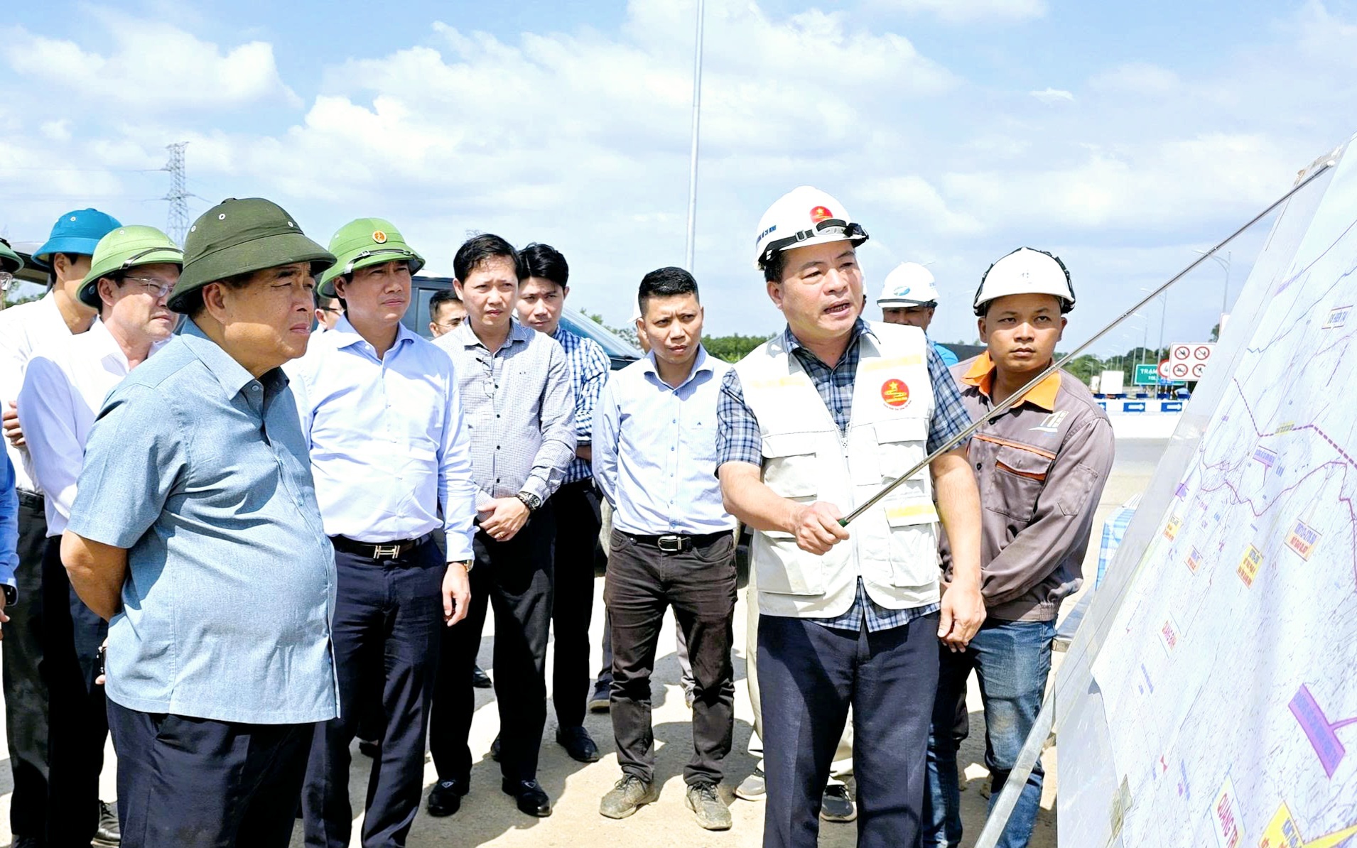 Ph&oacute; Thủ tướng Nguyễn Ch&iacute; Dũng kiểm tra c&aacute;c dự &aacute;n cao tốc, cảng biển, s&acirc;n bay ở Quảng Trị